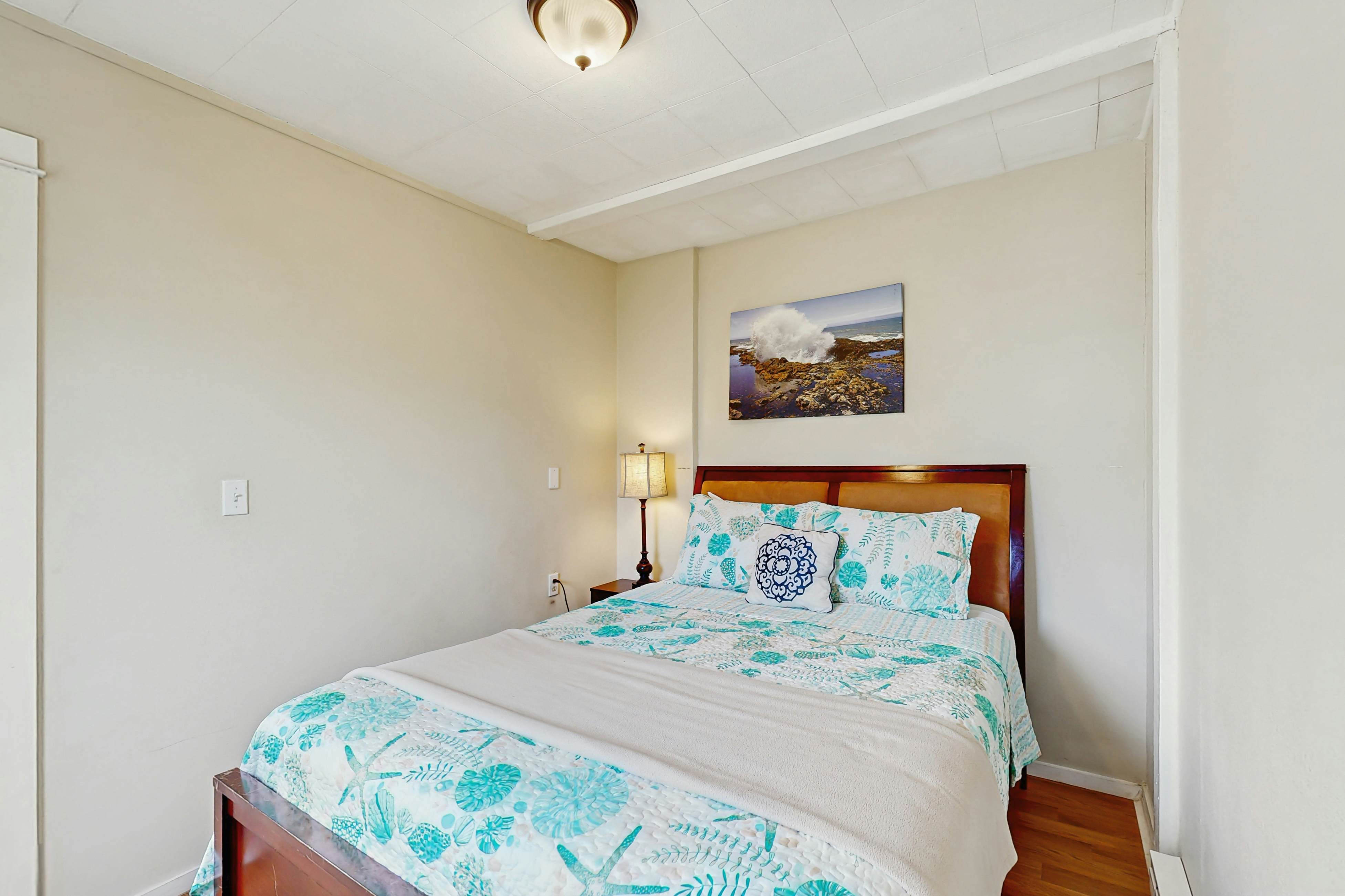 Charming Dog-Friendly Home, Close to Shops & Restaurants - Minutes to Beach