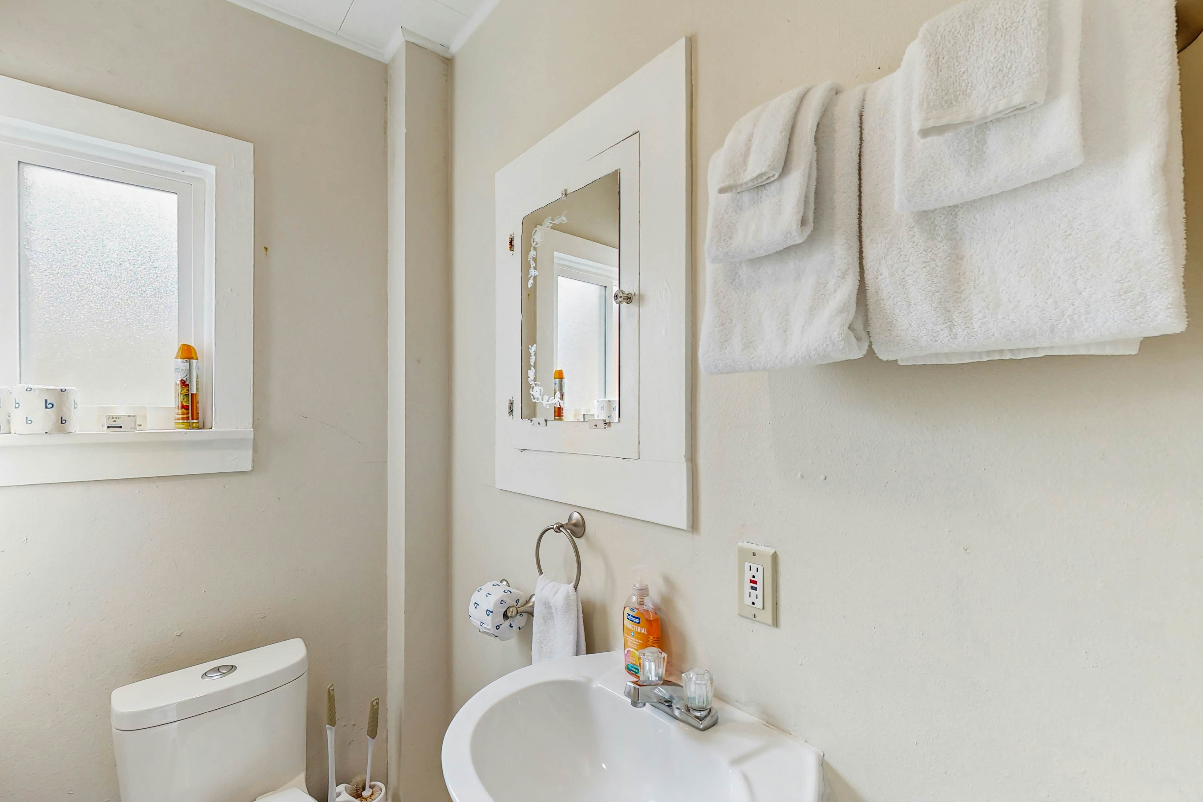 Charming Dog-Friendly Home, Close to Shops & Restaurants - Minutes to Beach