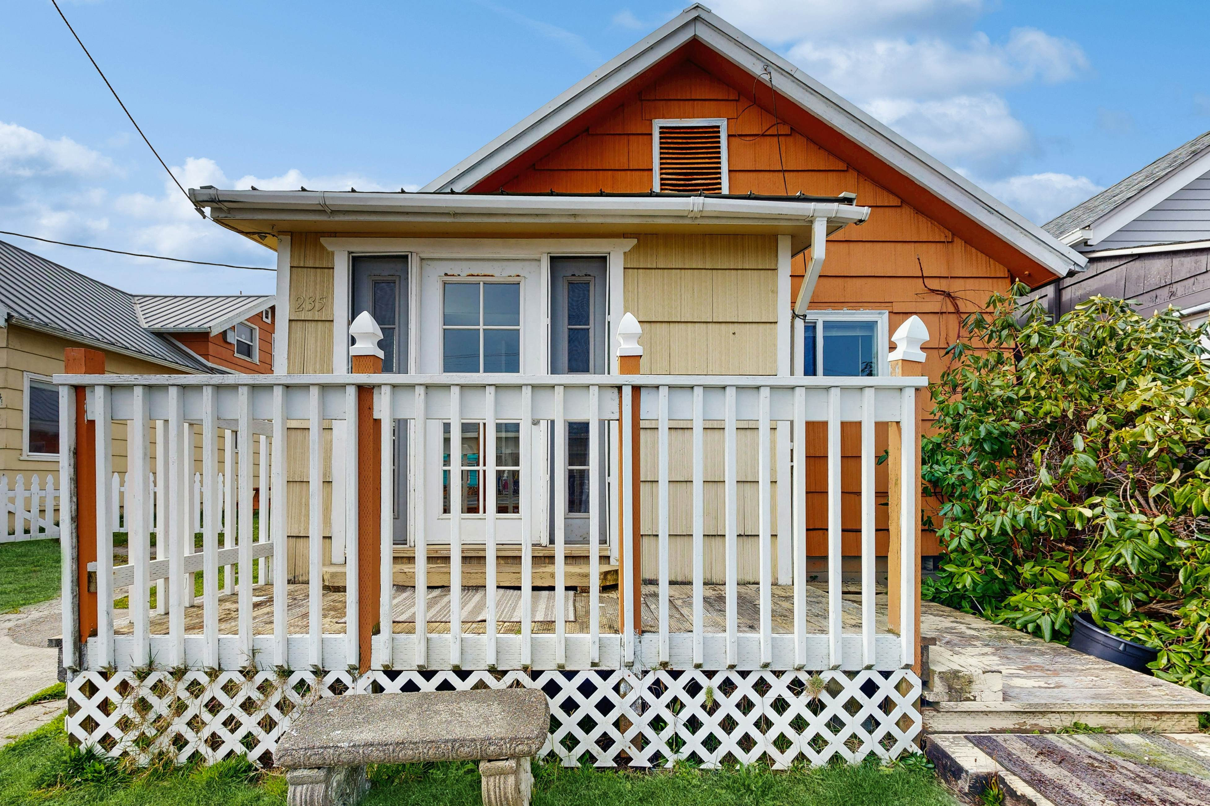 Charming Dog-Friendly Home, Close to Shops & Restaurants - Minutes to Beach