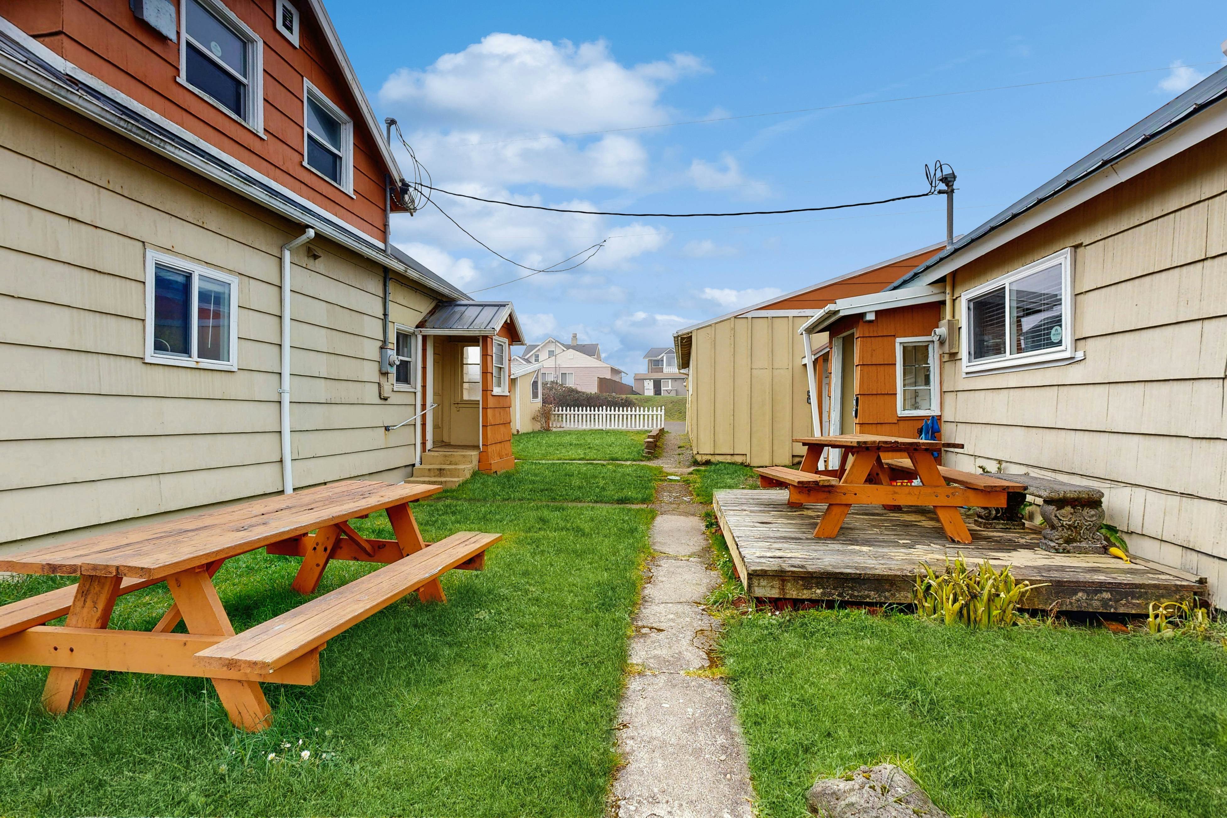 Charming Dog-Friendly Home, Close to Shops & Restaurants - Minutes to Beach