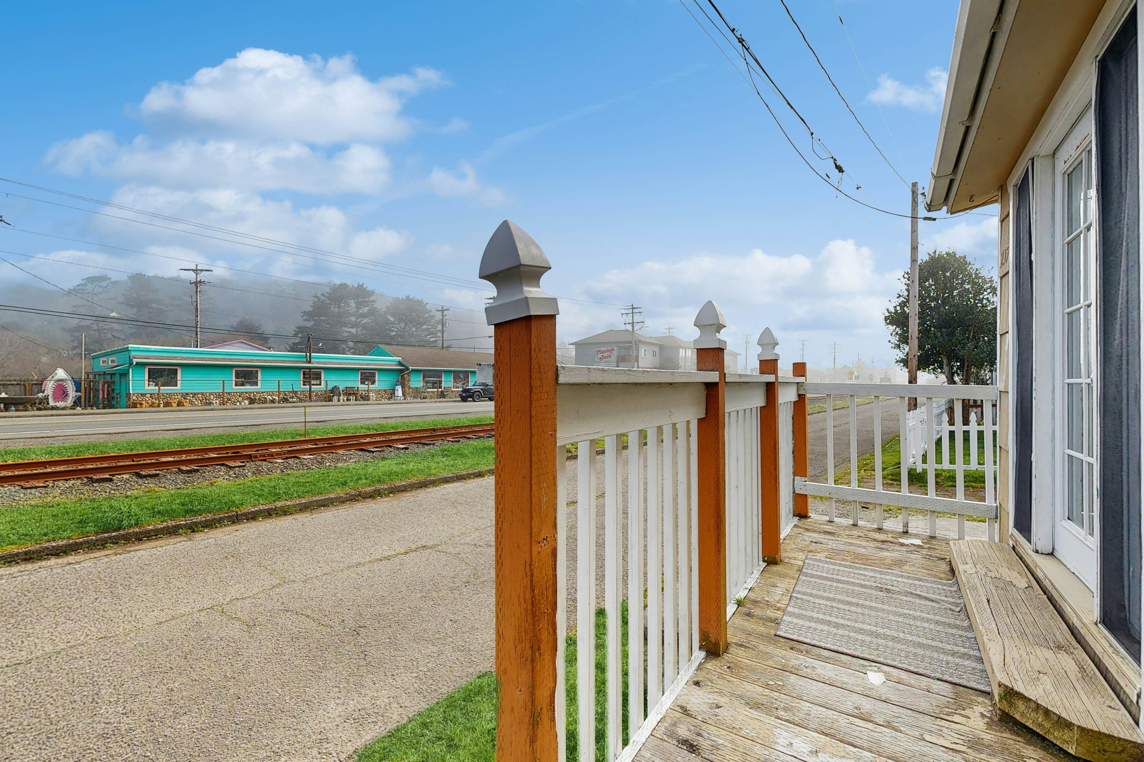 Charming Dog-Friendly Home, Close to Shops & Restaurants - Minutes to Beach