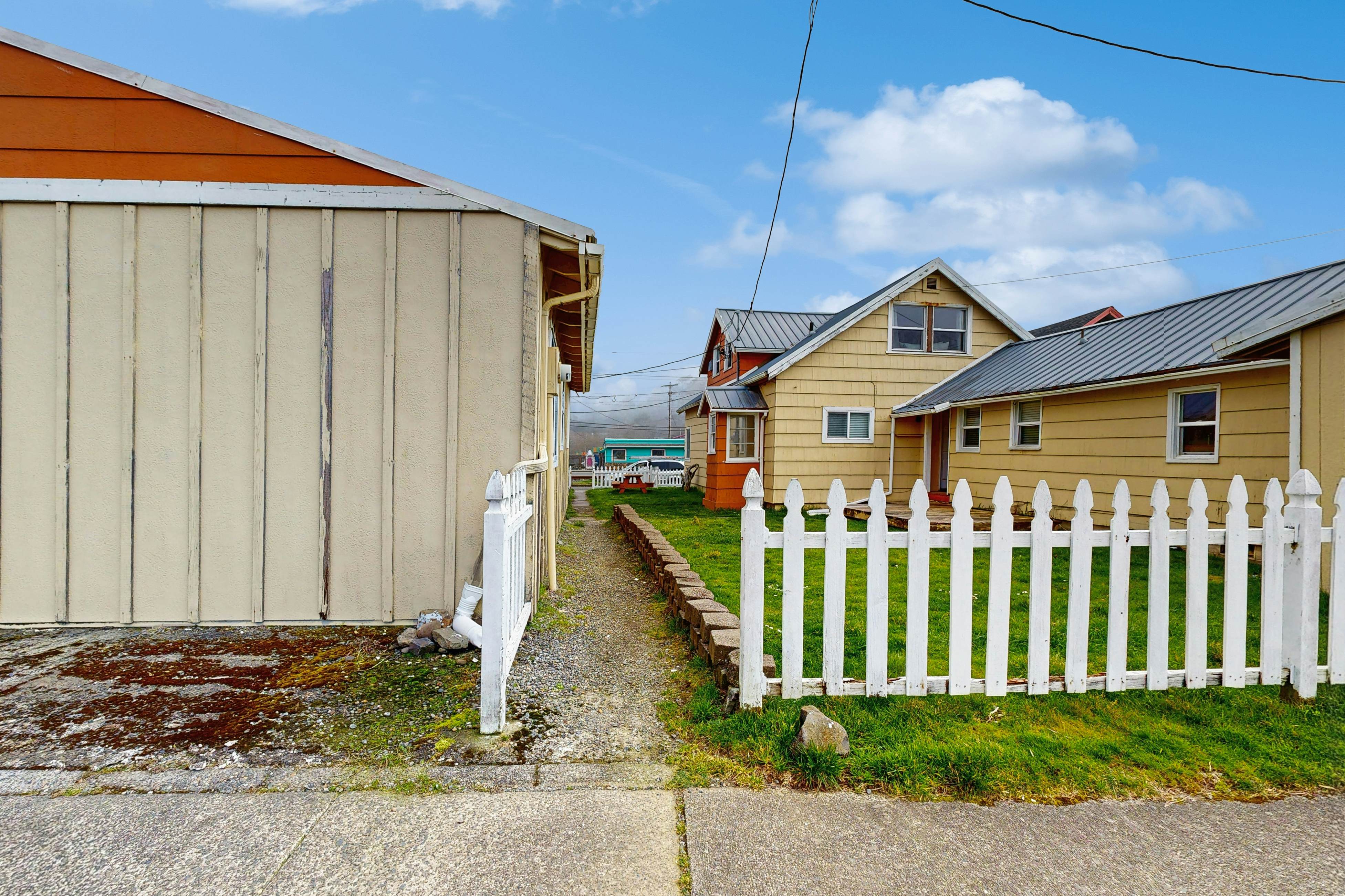 Charming Dog-Friendly Home, Close to Shops & Restaurants - Minutes to Beach