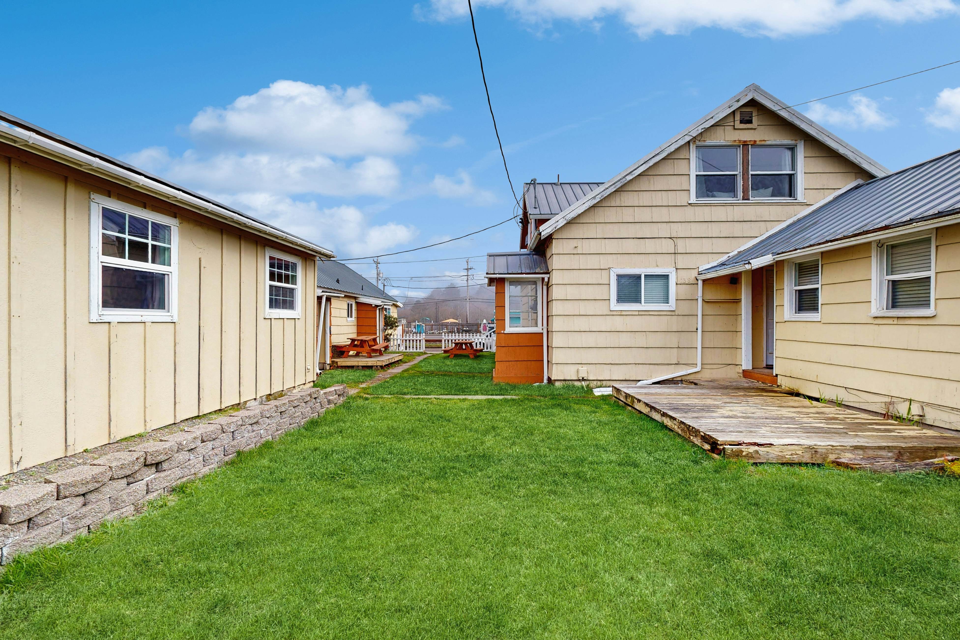 Charming Dog-Friendly Home, Close to Shops & Restaurants - Minutes to Beach