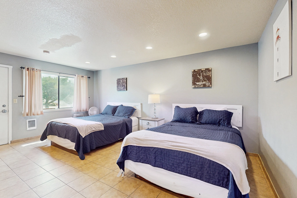 Peaceful Dog Friendly Room with Kitchenette Near the Beach and Downtown