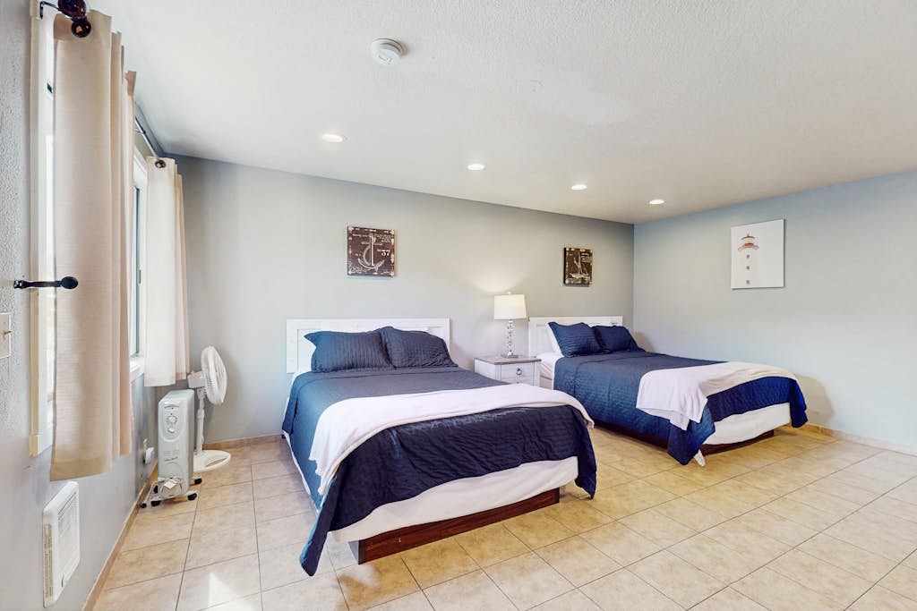 Peaceful Dog Friendly Room with Kitchenette Near the Beach and Downtown