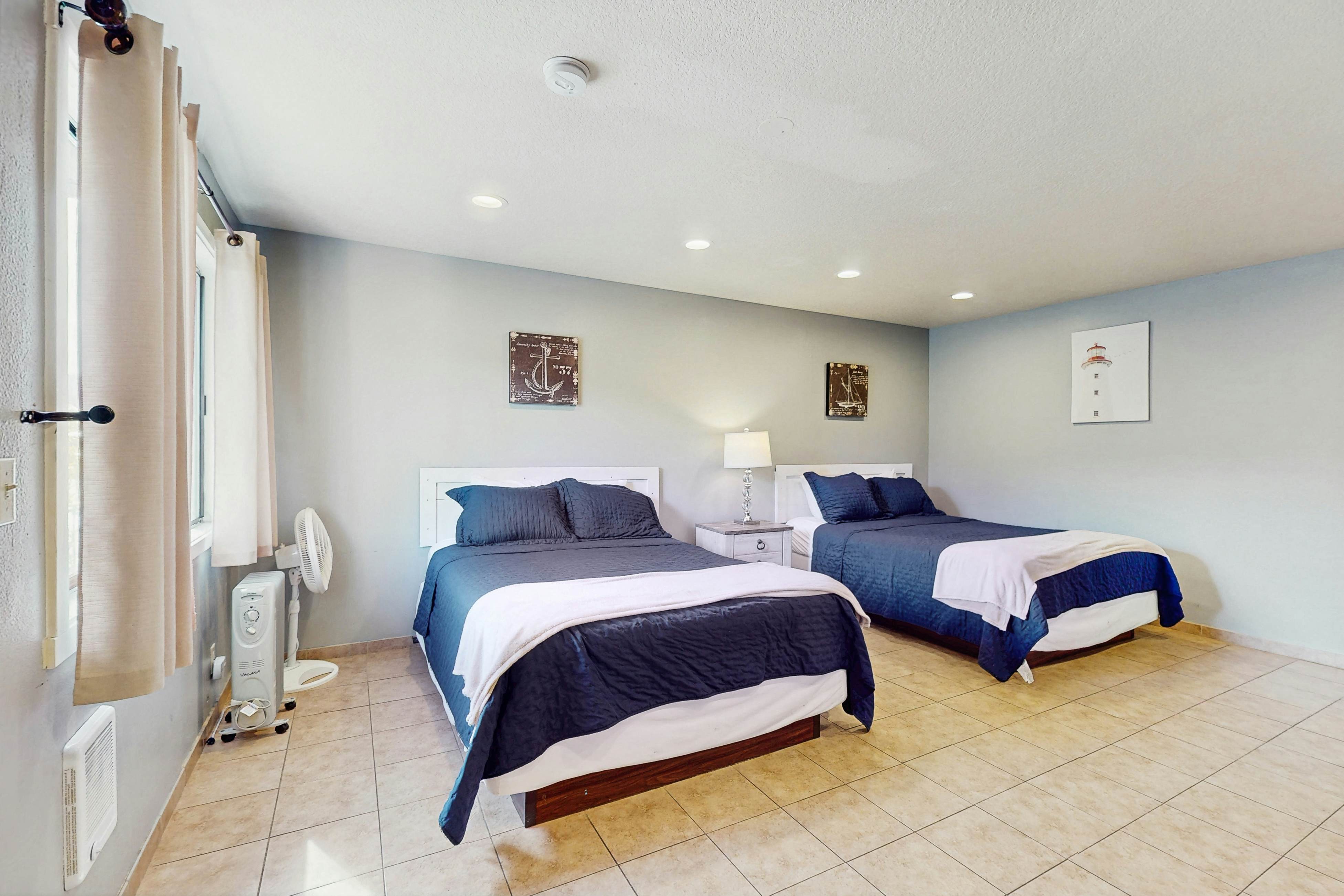 Peaceful Dog Friendly Room with Kitchenette Near the Beach and Downtown