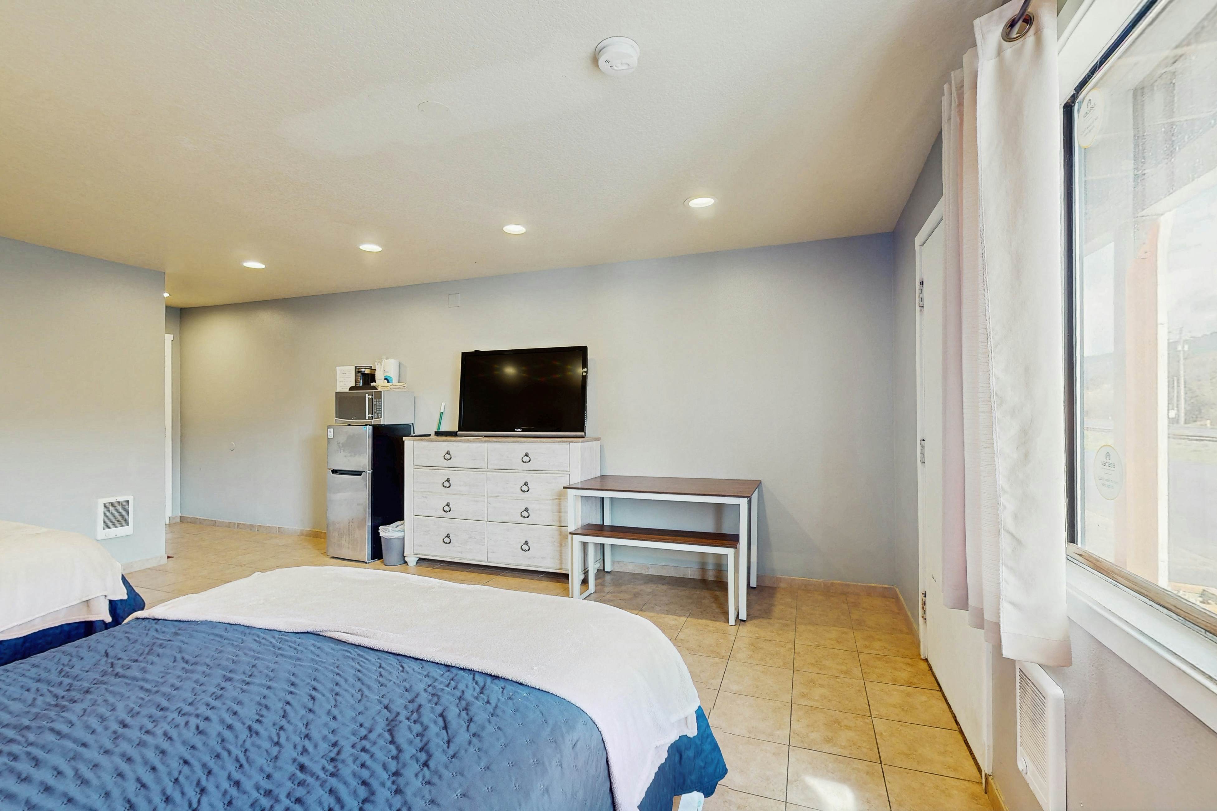 Peaceful Dog Friendly Room with Kitchenette Near the Beach and Downtown