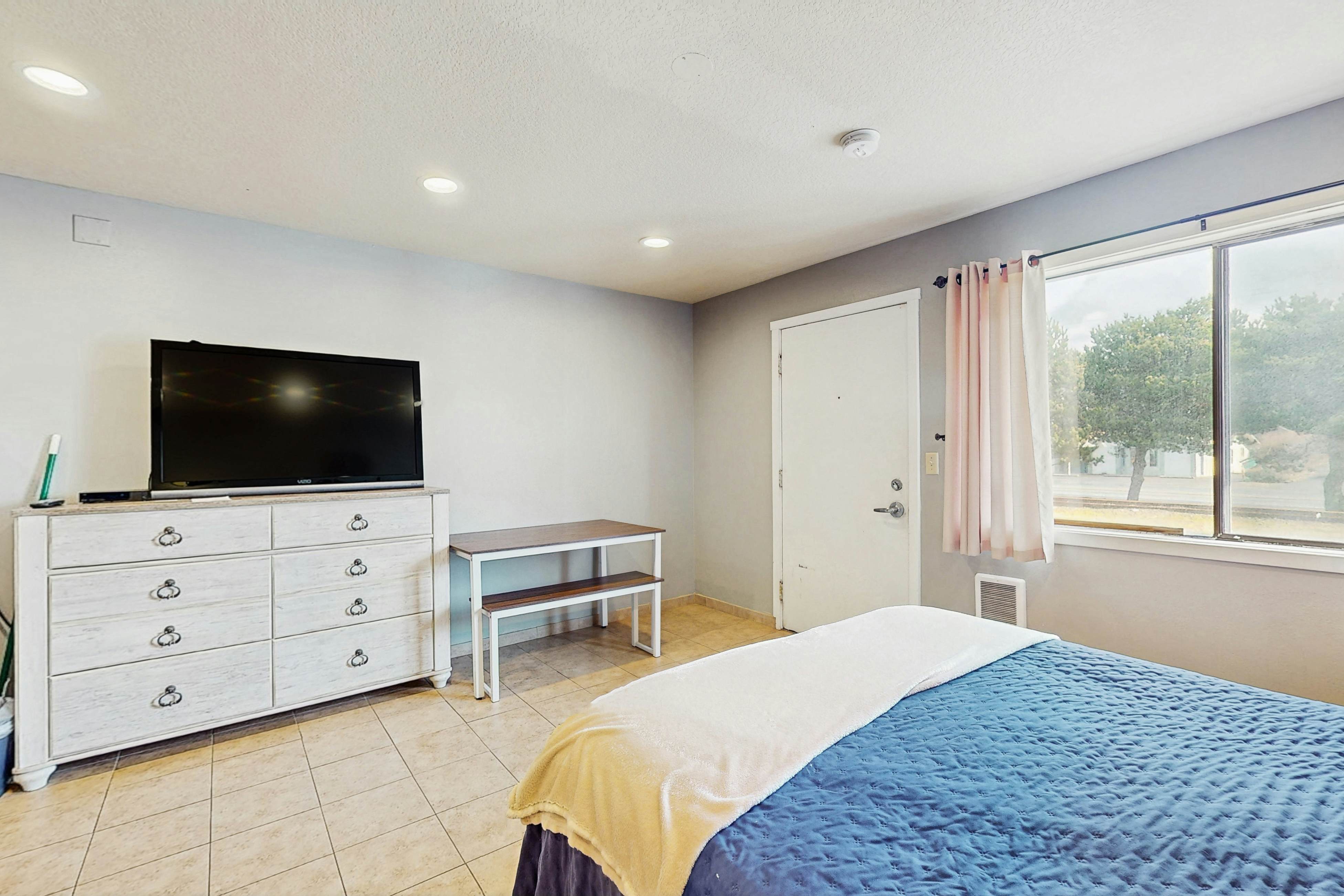 Peaceful Dog Friendly Room with Kitchenette Near the Beach and Downtown