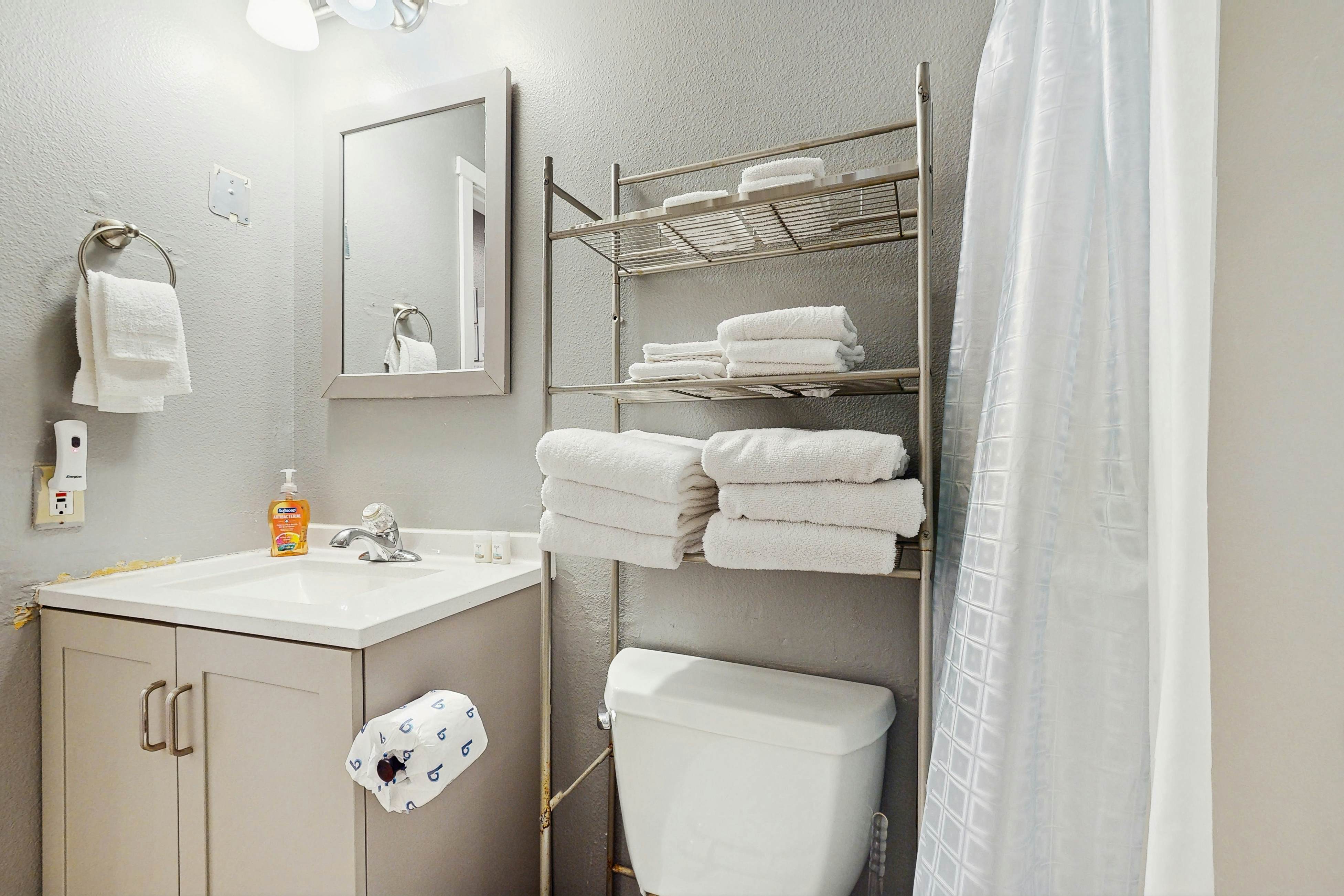 Peaceful Dog Friendly Room with Kitchenette Near the Beach and Downtown