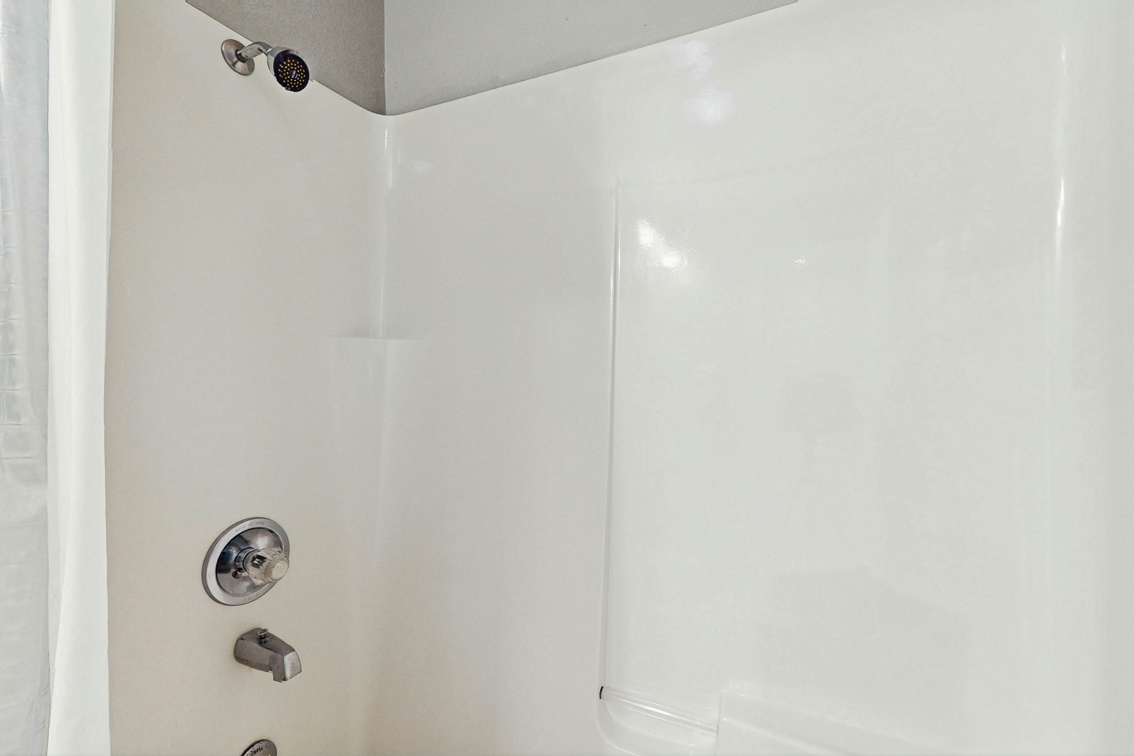 Peaceful Dog Friendly Room with Kitchenette Near the Beach and Downtown