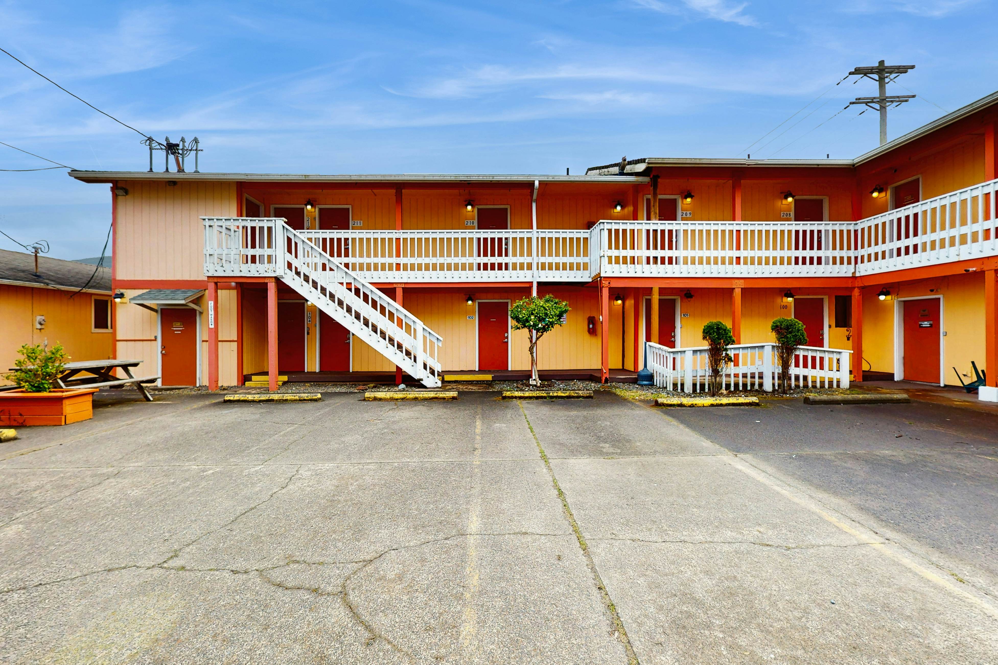 Peaceful Dog Friendly Room with Kitchenette Near the Beach and Downtown