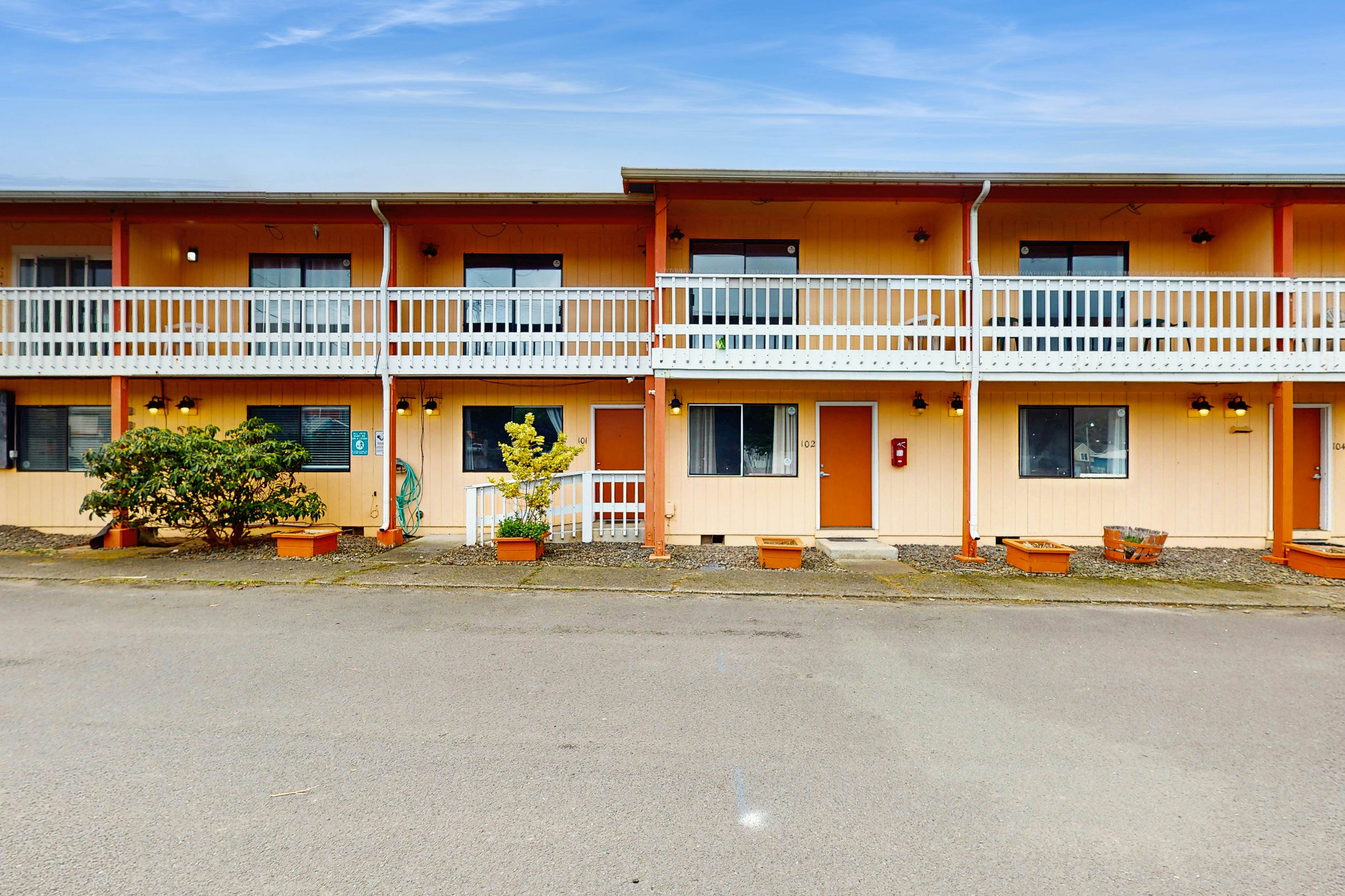 Peaceful Dog Friendly Room with Kitchenette Near the Beach and Downtown