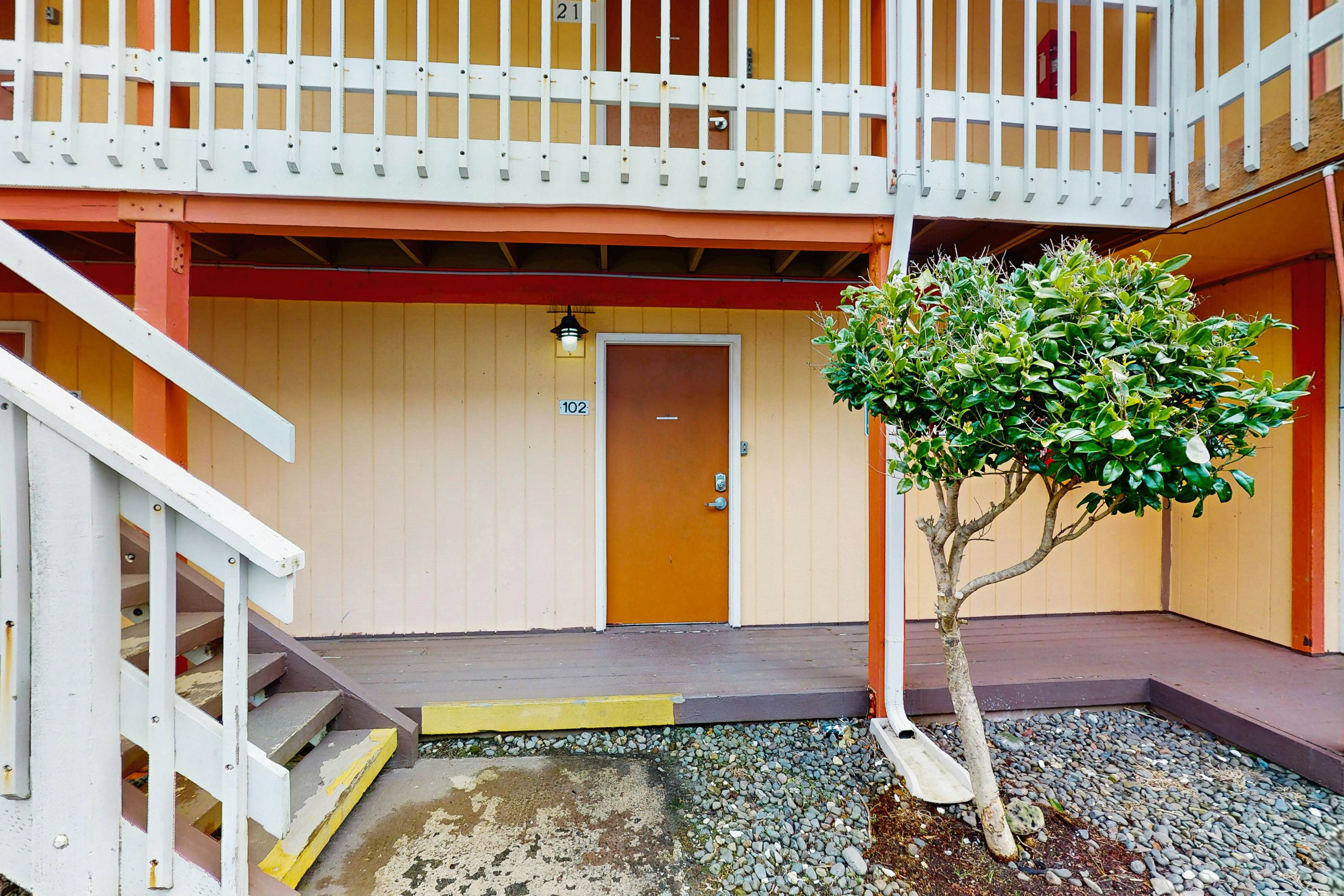 Peaceful Dog Friendly Room with Kitchenette Near the Beach and Downtown