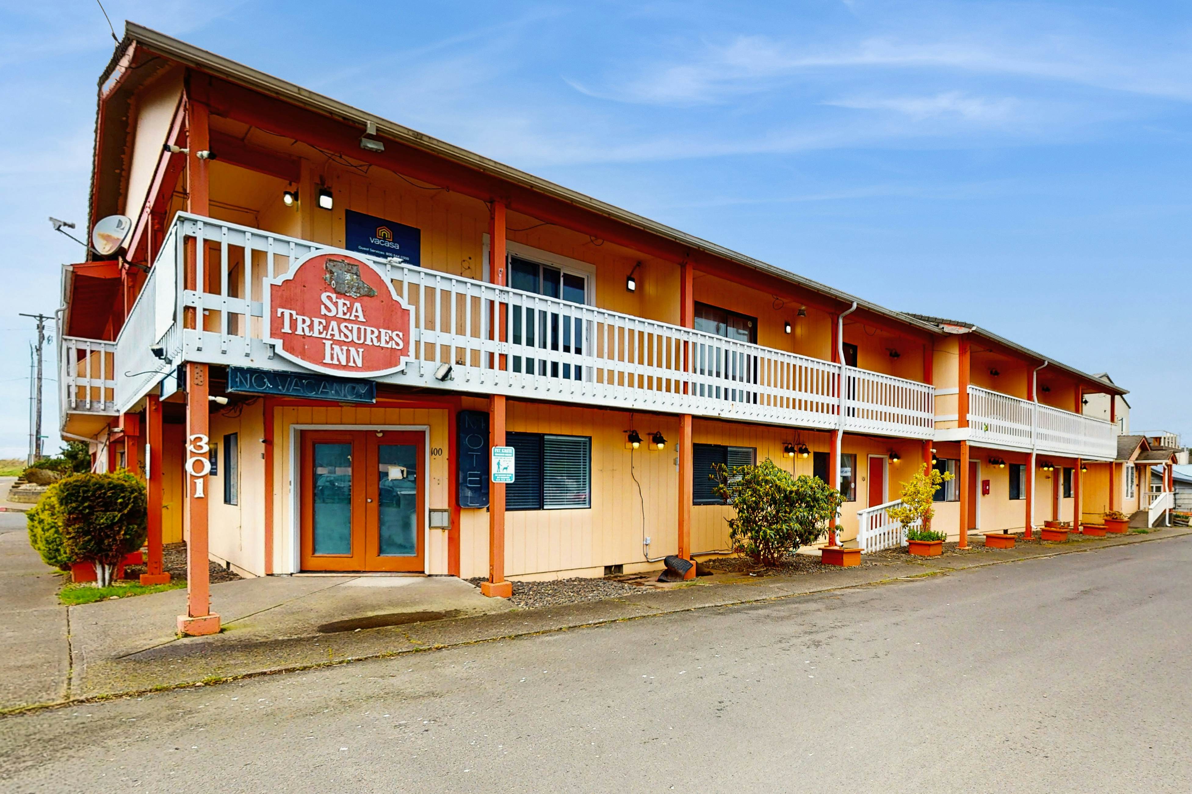 Peaceful Dog Friendly Room with Kitchenette Near the Beach and Downtown