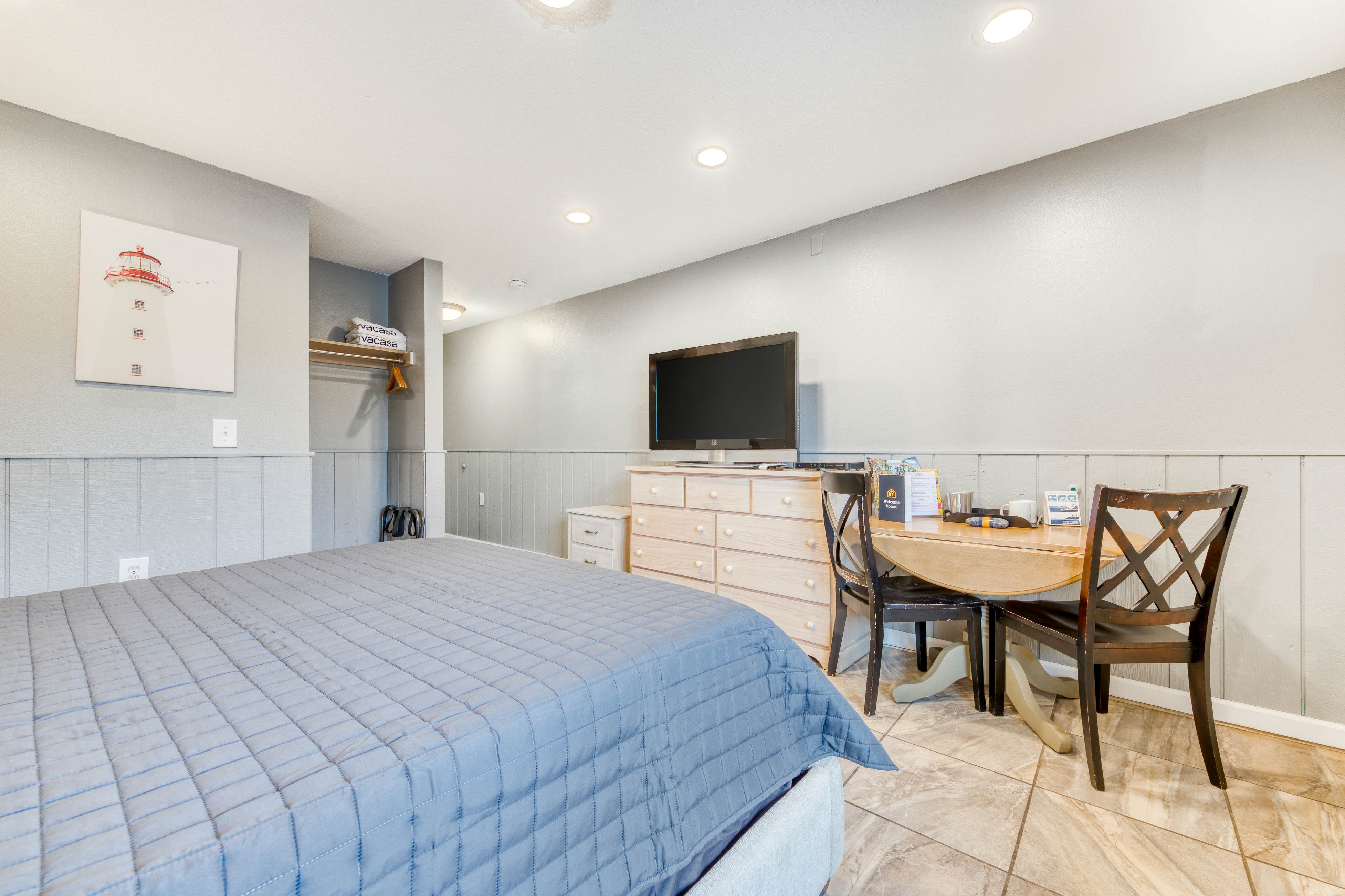 Six Dog-Friendly Rooms w/ Full Kitchens and Kitchenettes - Walk to the Beach