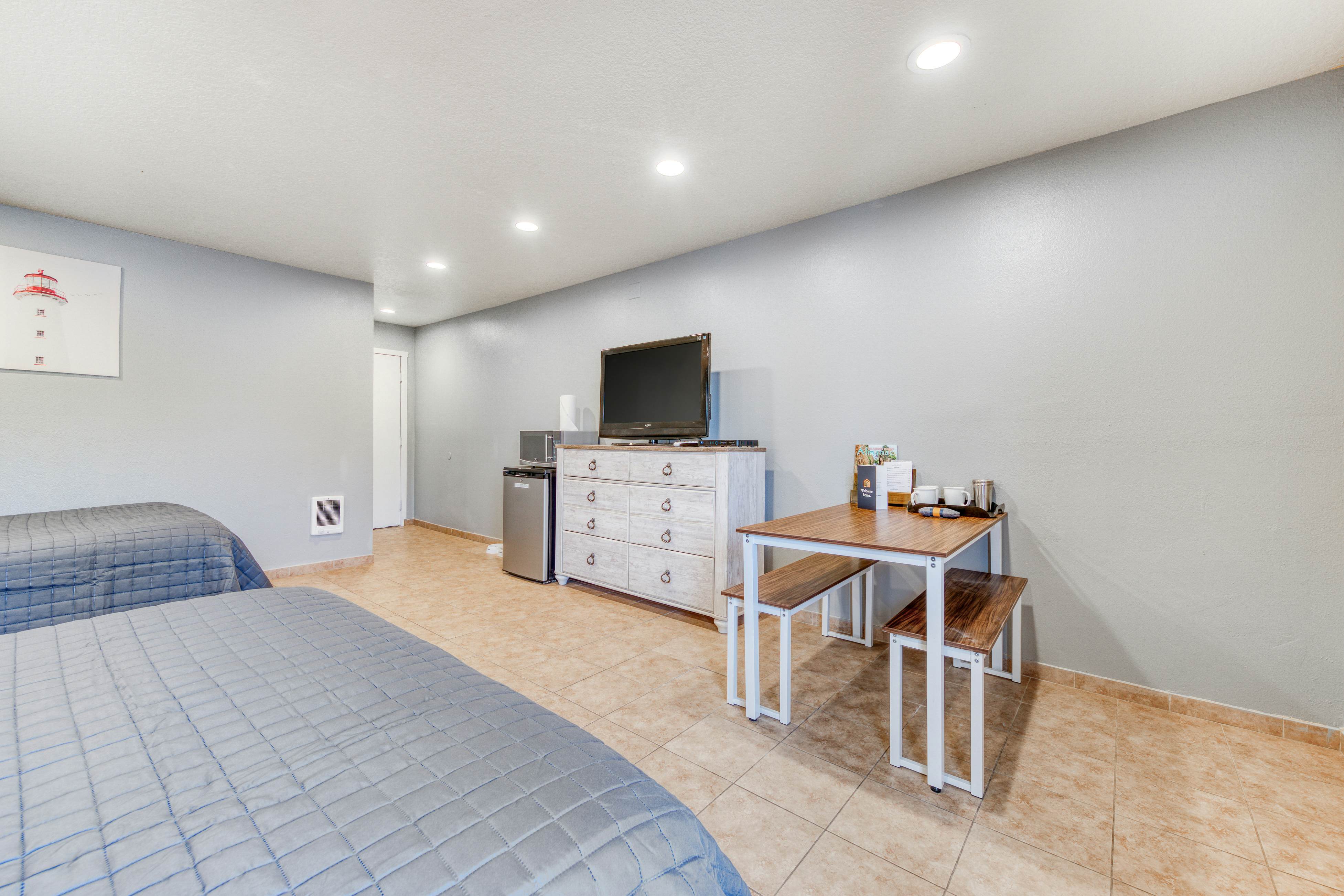 Six Dog-Friendly Rooms w/ Full Kitchens and Kitchenettes - Walk to the Beach