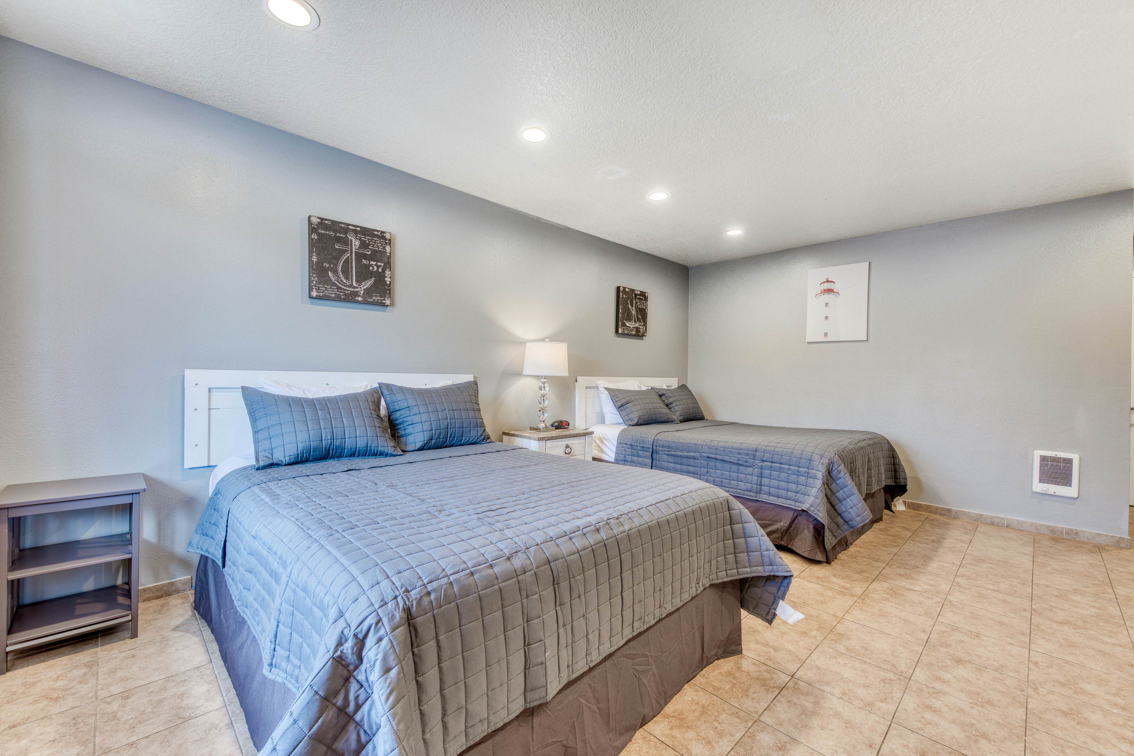 Six Dog-Friendly Rooms w/ Full Kitchens and Kitchenettes - Walk to the Beach