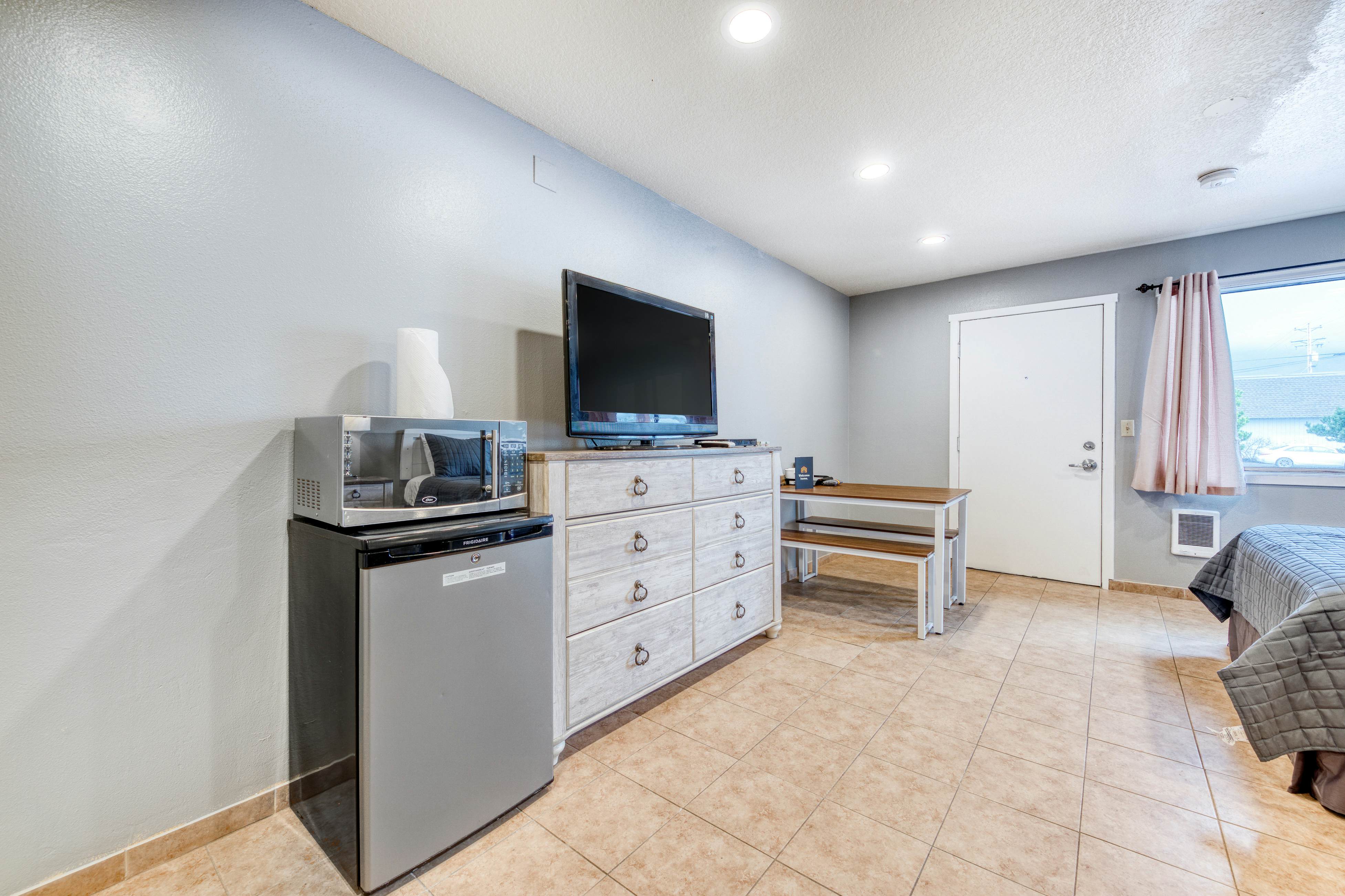 Six Dog-Friendly Rooms w/ Full Kitchens and Kitchenettes - Walk to the Beach