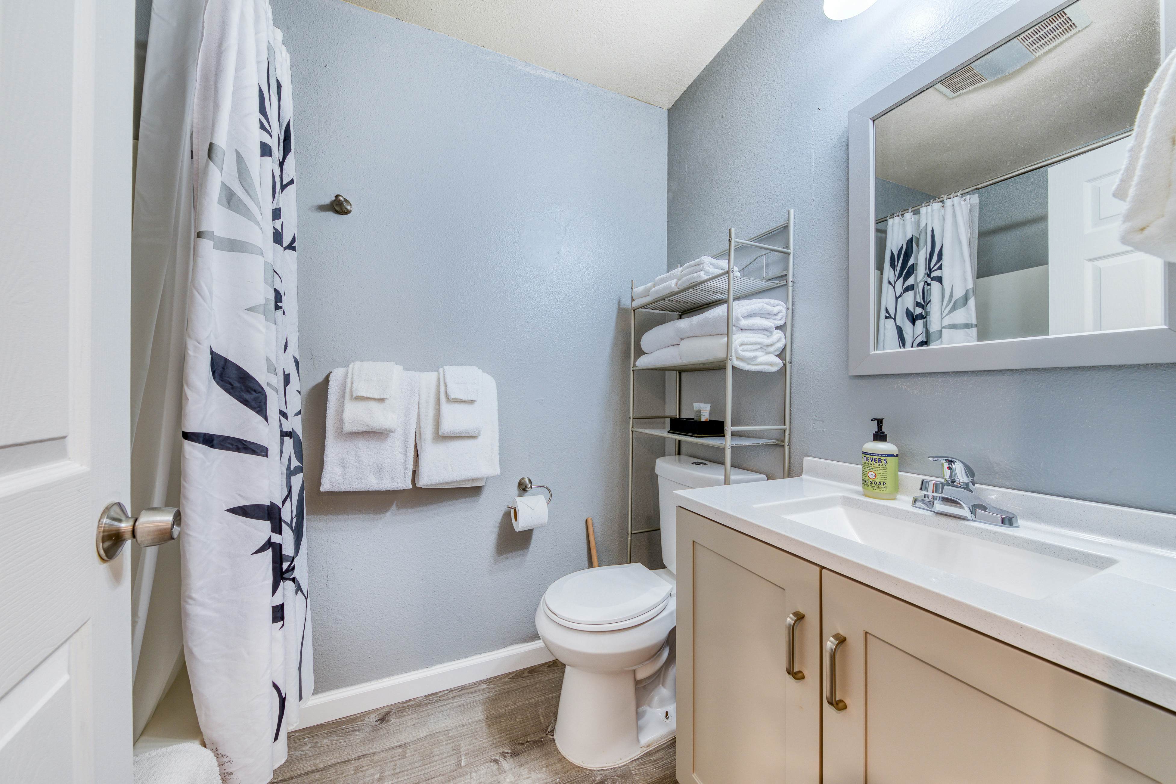 Six Dog-Friendly Rooms w/ Full Kitchens and Kitchenettes - Walk to the Beach