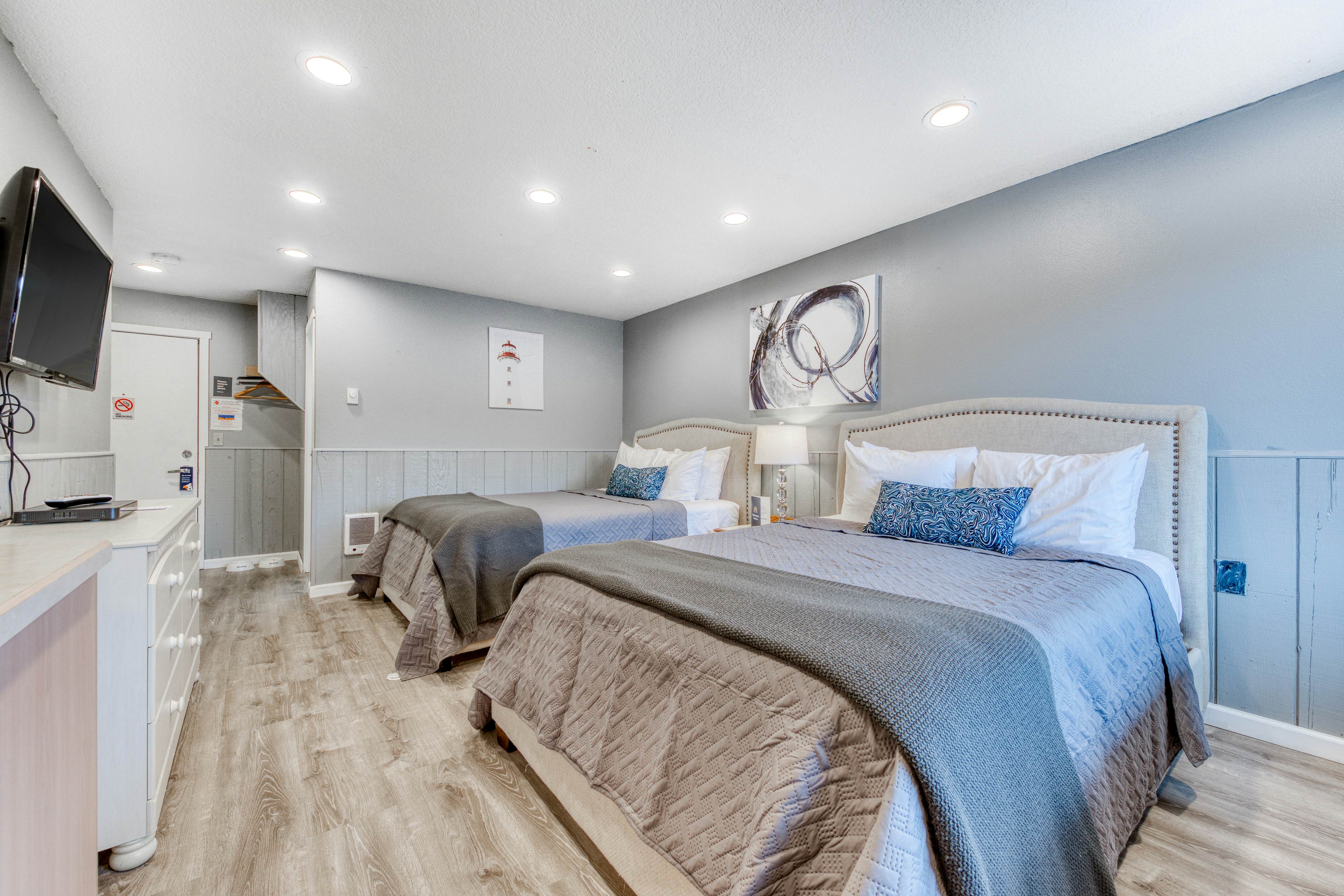 Six Dog-Friendly Rooms w/ Full Kitchens and Kitchenettes - Walk to the Beach