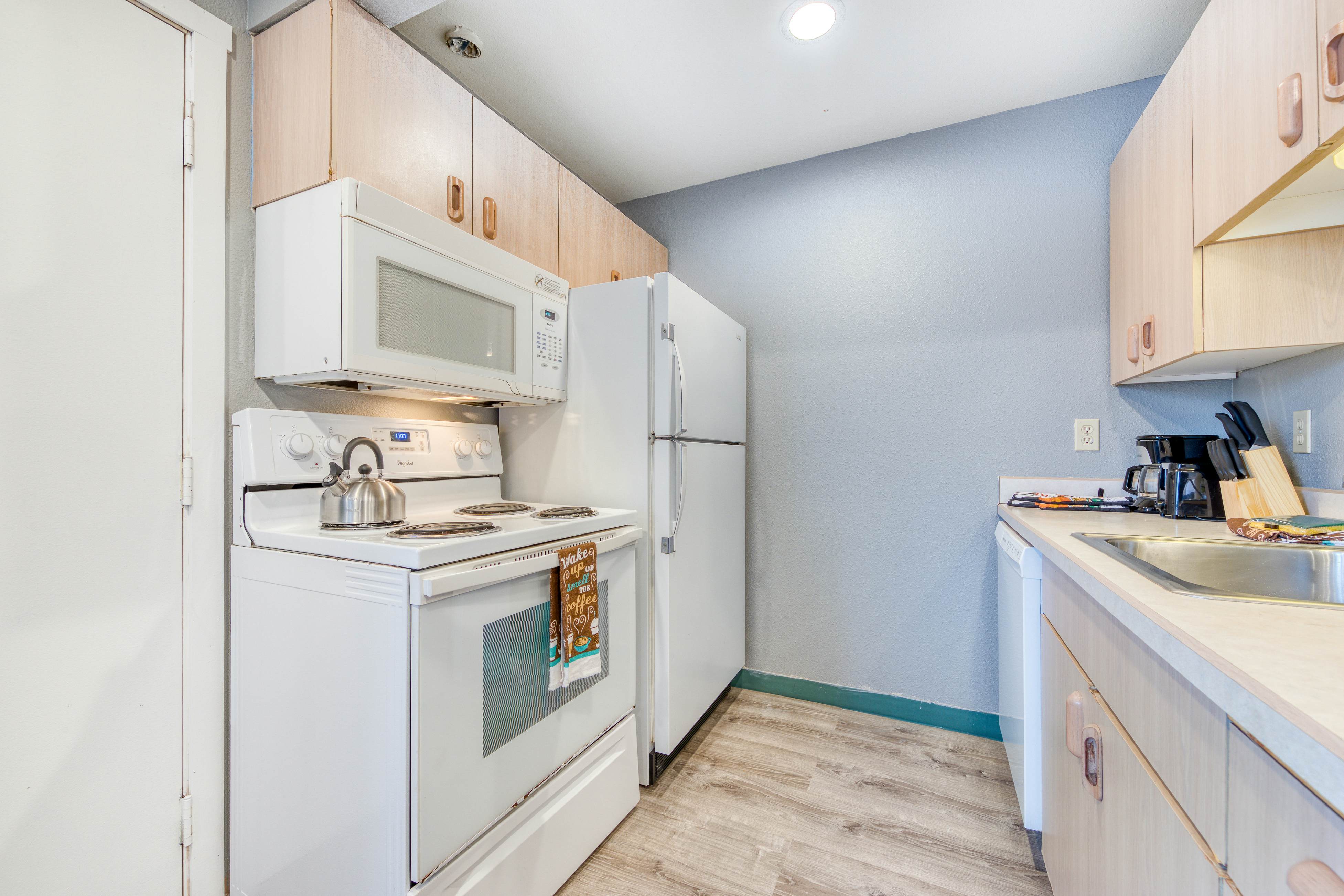 Six Dog-Friendly Rooms w/ Full Kitchens and Kitchenettes - Walk to the Beach