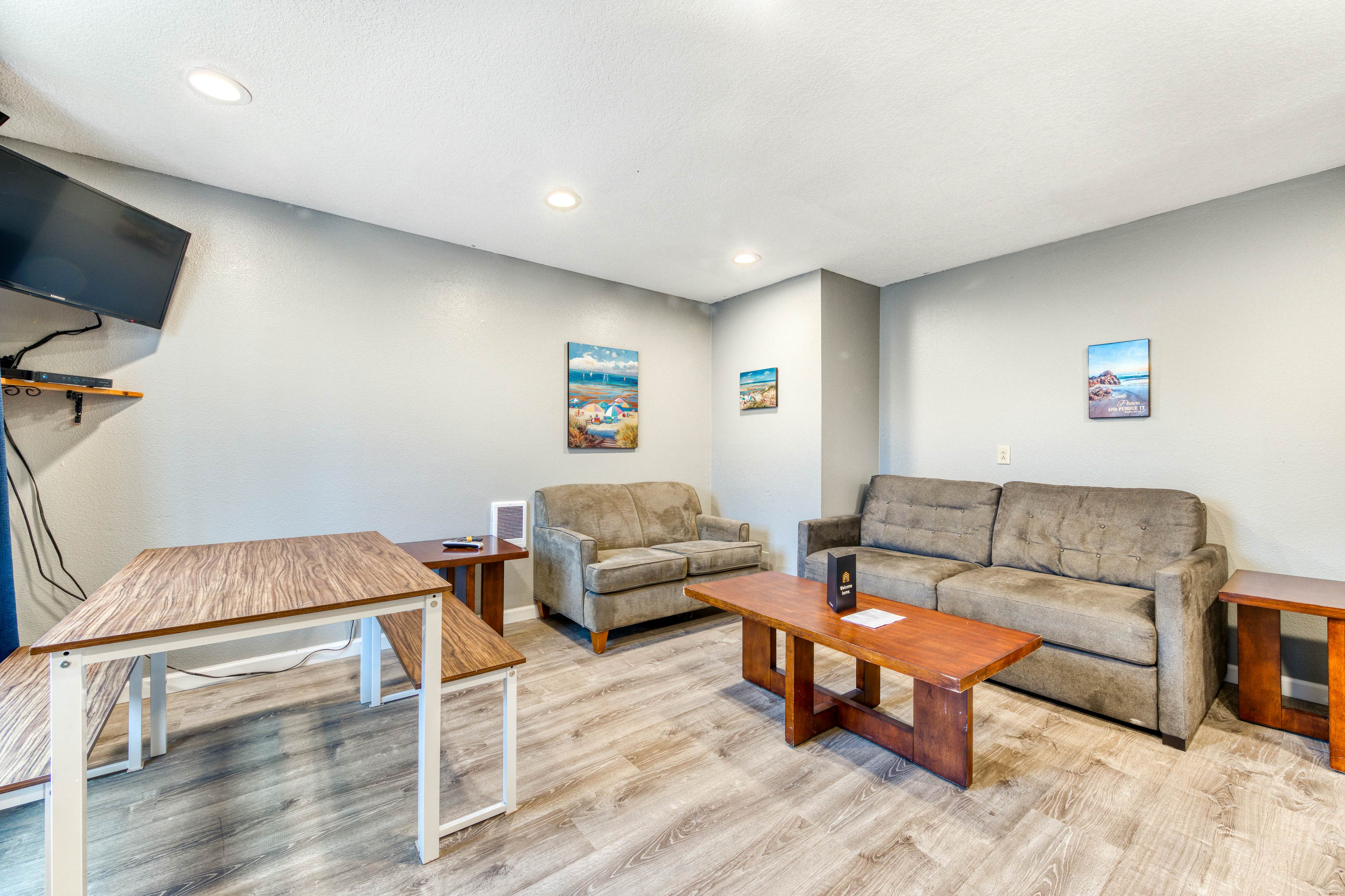 Six Dog-Friendly Rooms w/ Full Kitchens and Kitchenettes - Walk to the Beach