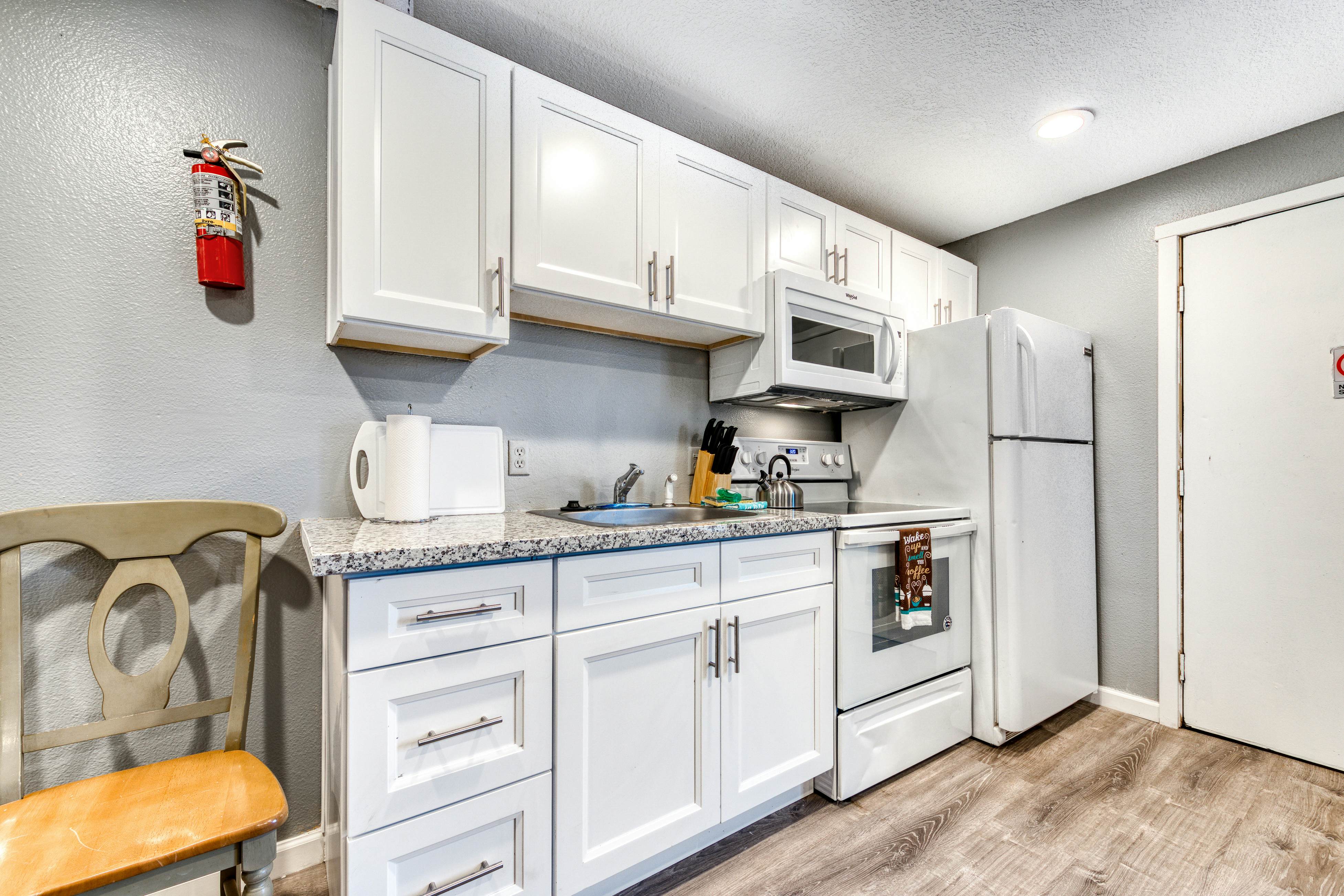 Six Dog-Friendly Rooms w/ Full Kitchens and Kitchenettes - Walk to the Beach