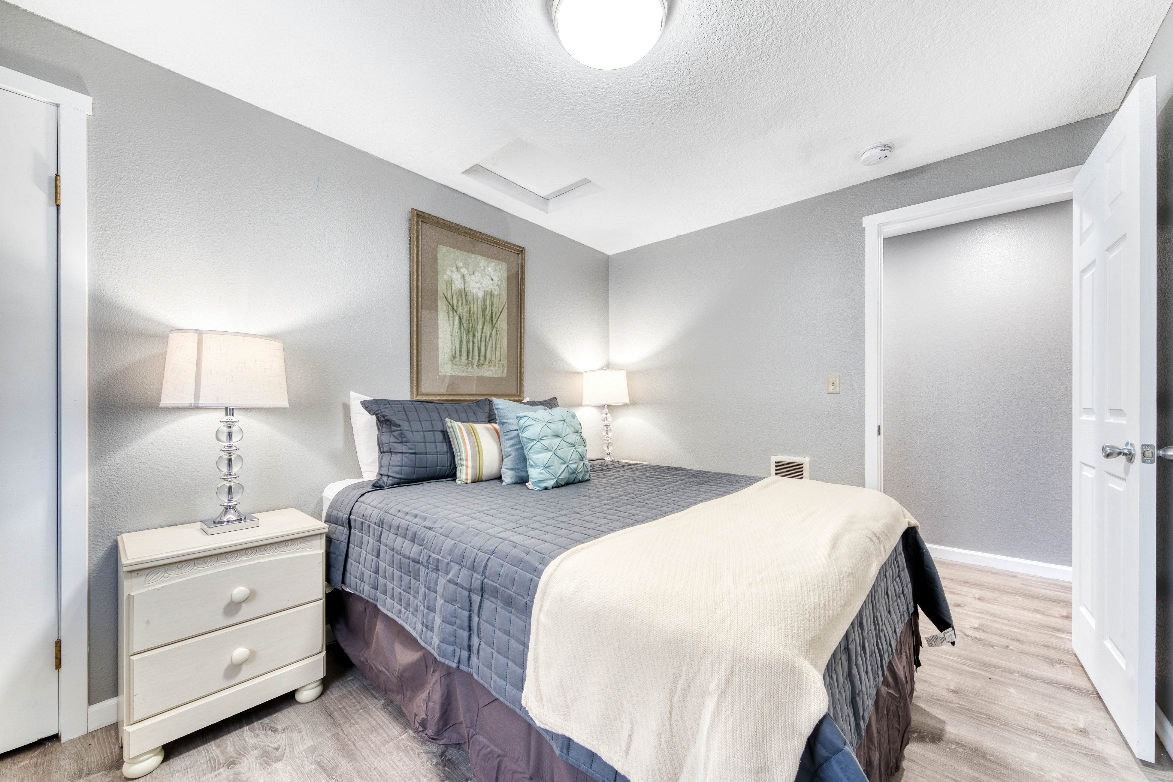 Six Dog-Friendly Rooms w/ Full Kitchens and Kitchenettes - Walk to the Beach