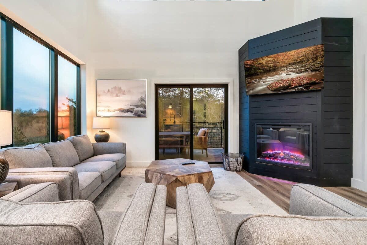 Luxe Cabin W Indoor Pool・Spacious Cabin, Sleeps 10