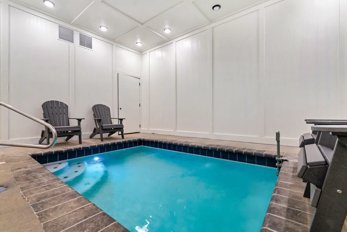 Luxe Cabin W Indoor Pool・Spacious Cabin, Sleeps 10