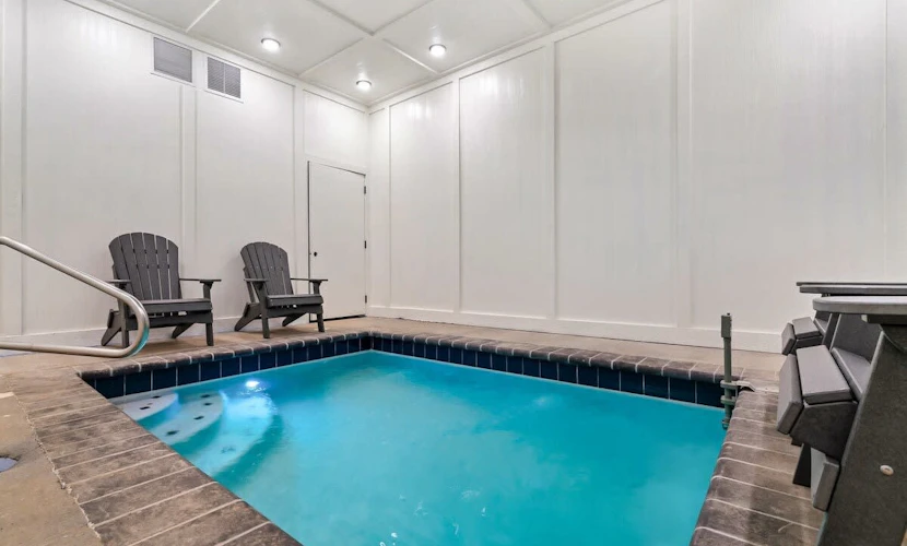 Luxe Cabin W Indoor Pool・Spacious Cabin, Sleeps 10