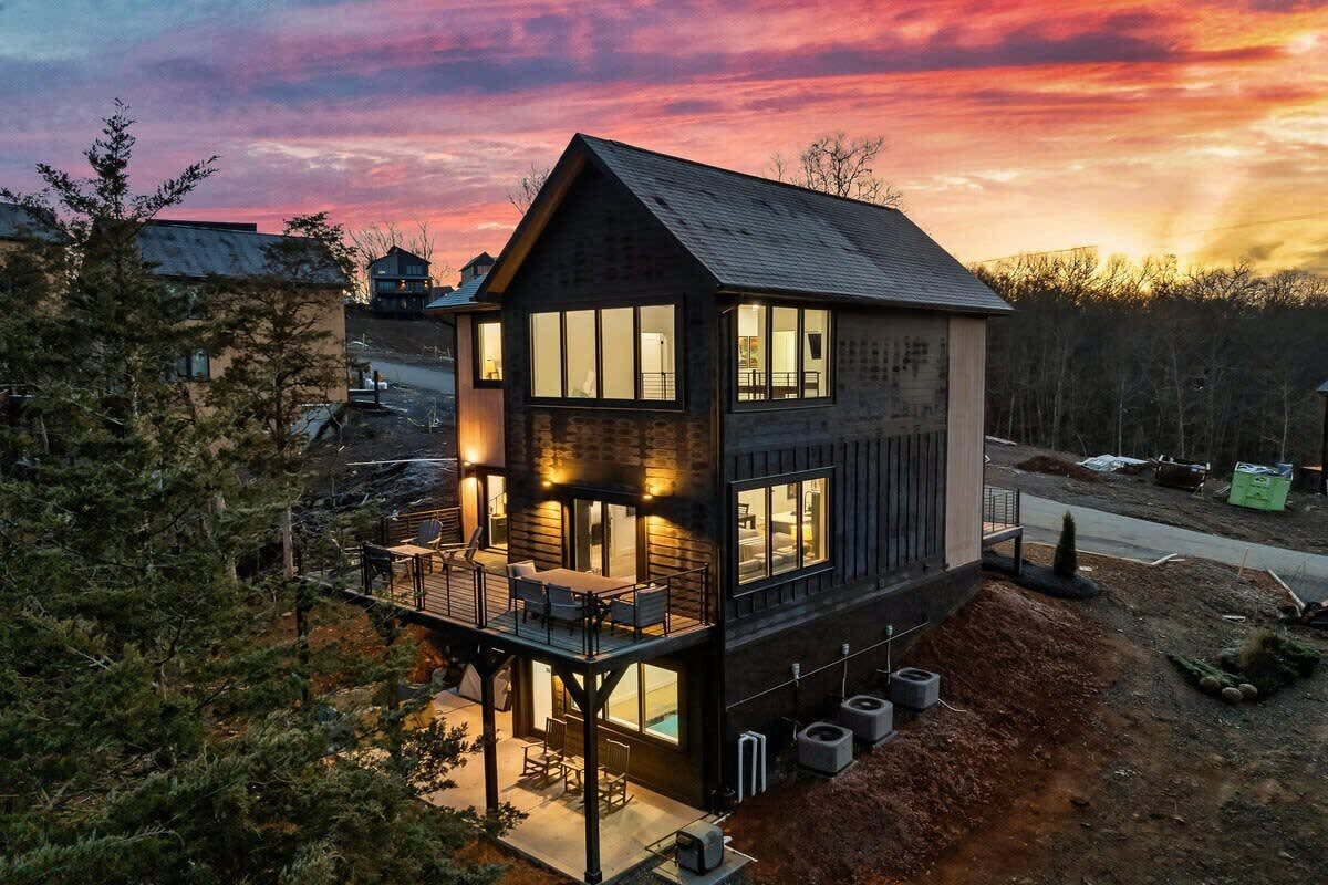 Luxe Cabin W Indoor Pool・Spacious Cabin, Sleeps 10