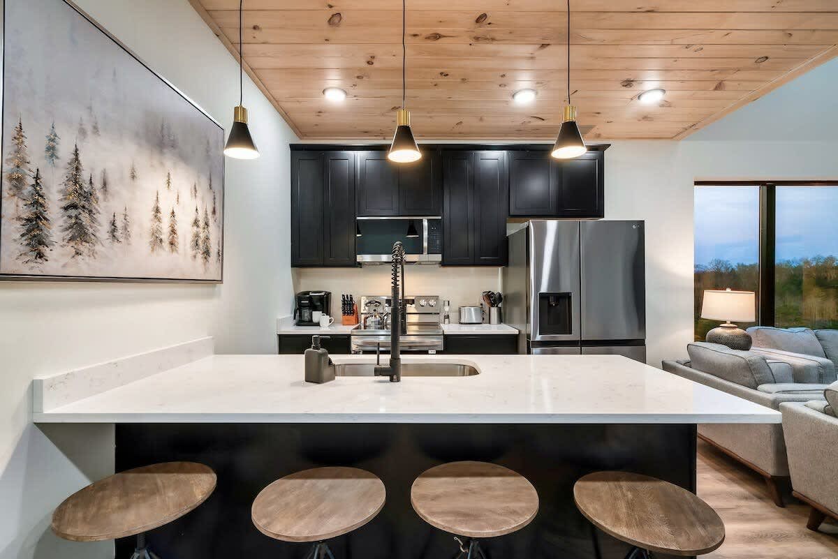 Luxe Cabin W Indoor Pool・Spacious Cabin, Sleeps 10