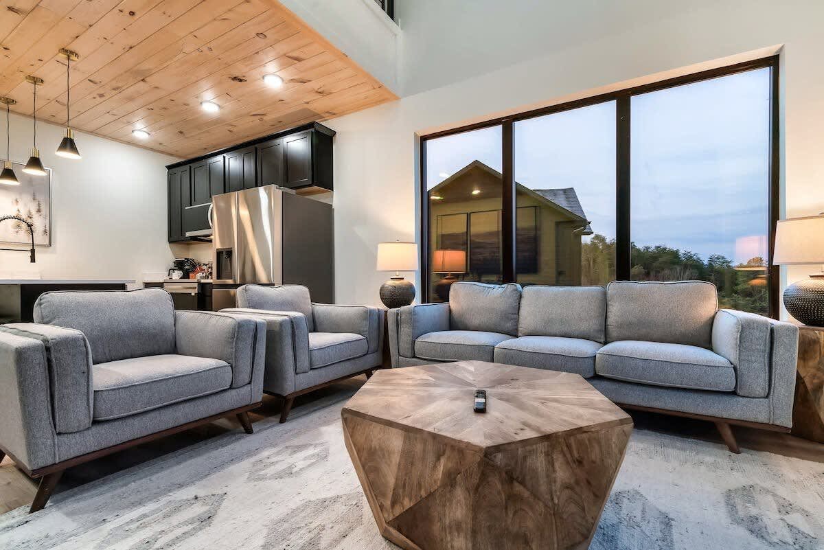 Luxe Cabin W Indoor Pool・Spacious Cabin, Sleeps 10