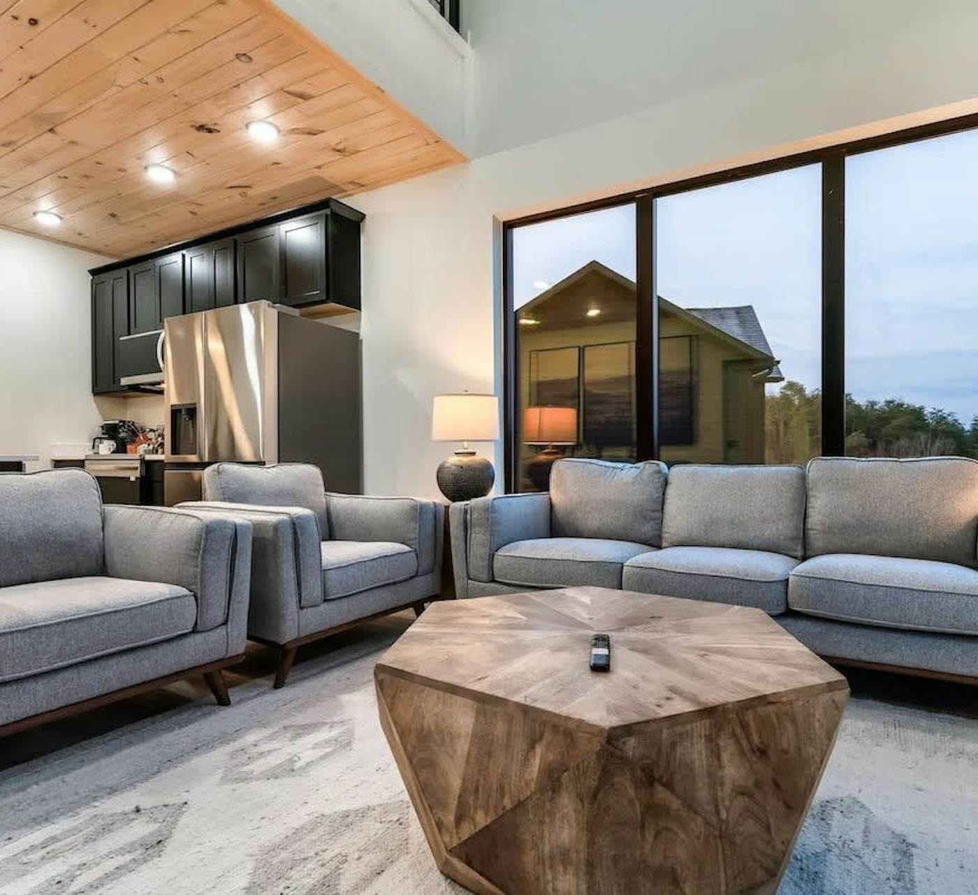 Luxe Cabin W Indoor Pool・Spacious Cabin, Sleeps 10
