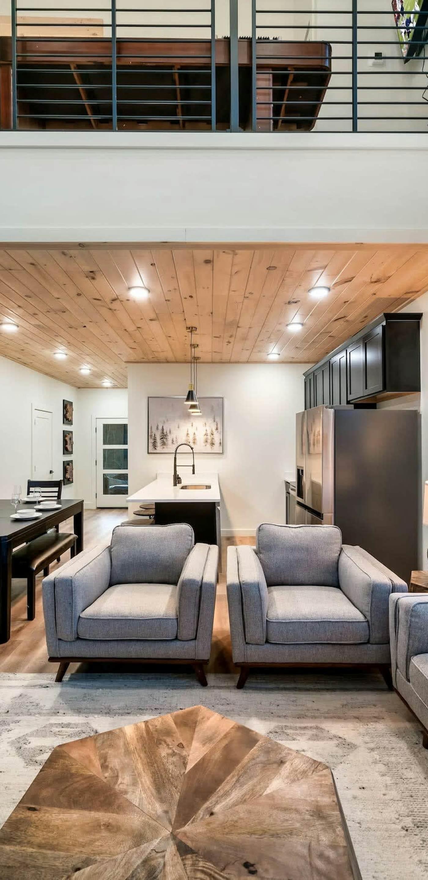 Luxe Cabin W Indoor Pool・Spacious Cabin, Sleeps 10