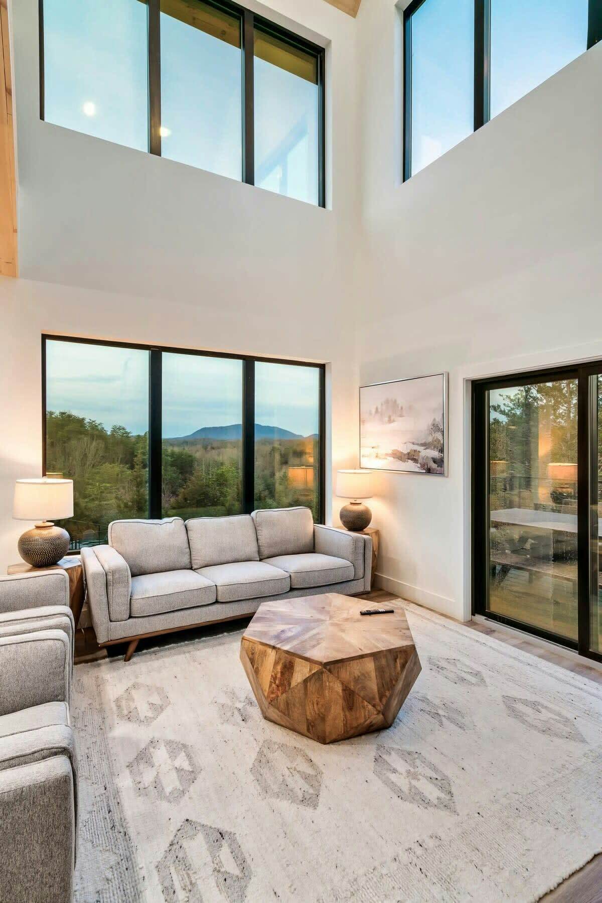 Luxe Cabin W Indoor Pool・Spacious Cabin, Sleeps 10