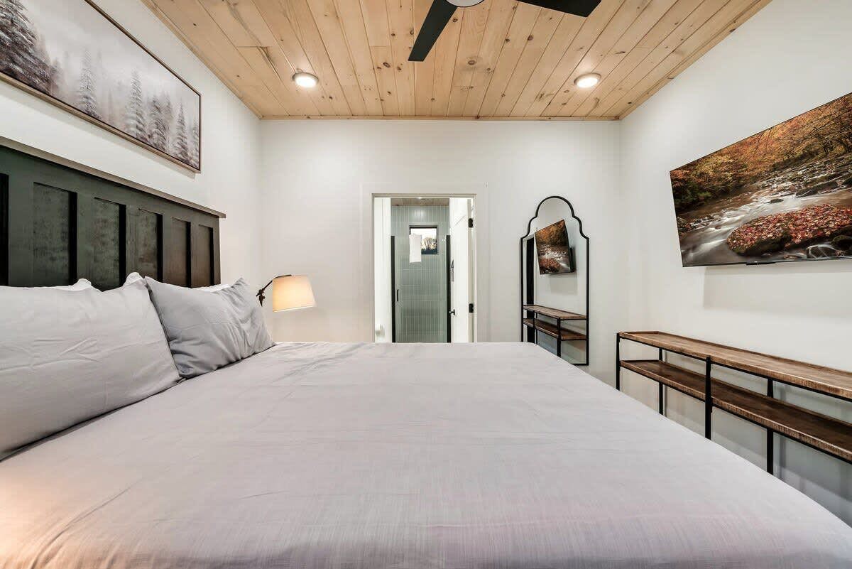 Luxe Cabin W Indoor Pool・Spacious Cabin, Sleeps 10