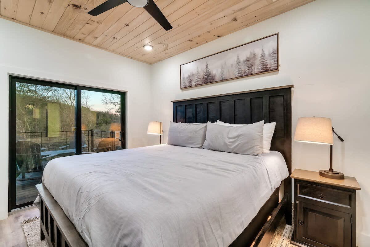 Luxe Cabin W Indoor Pool・Spacious Cabin, Sleeps 10