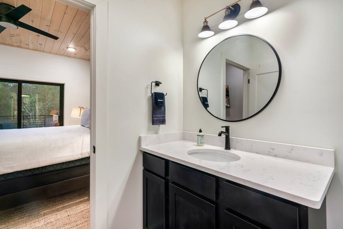 Luxe Cabin W Indoor Pool・Spacious Cabin, Sleeps 10