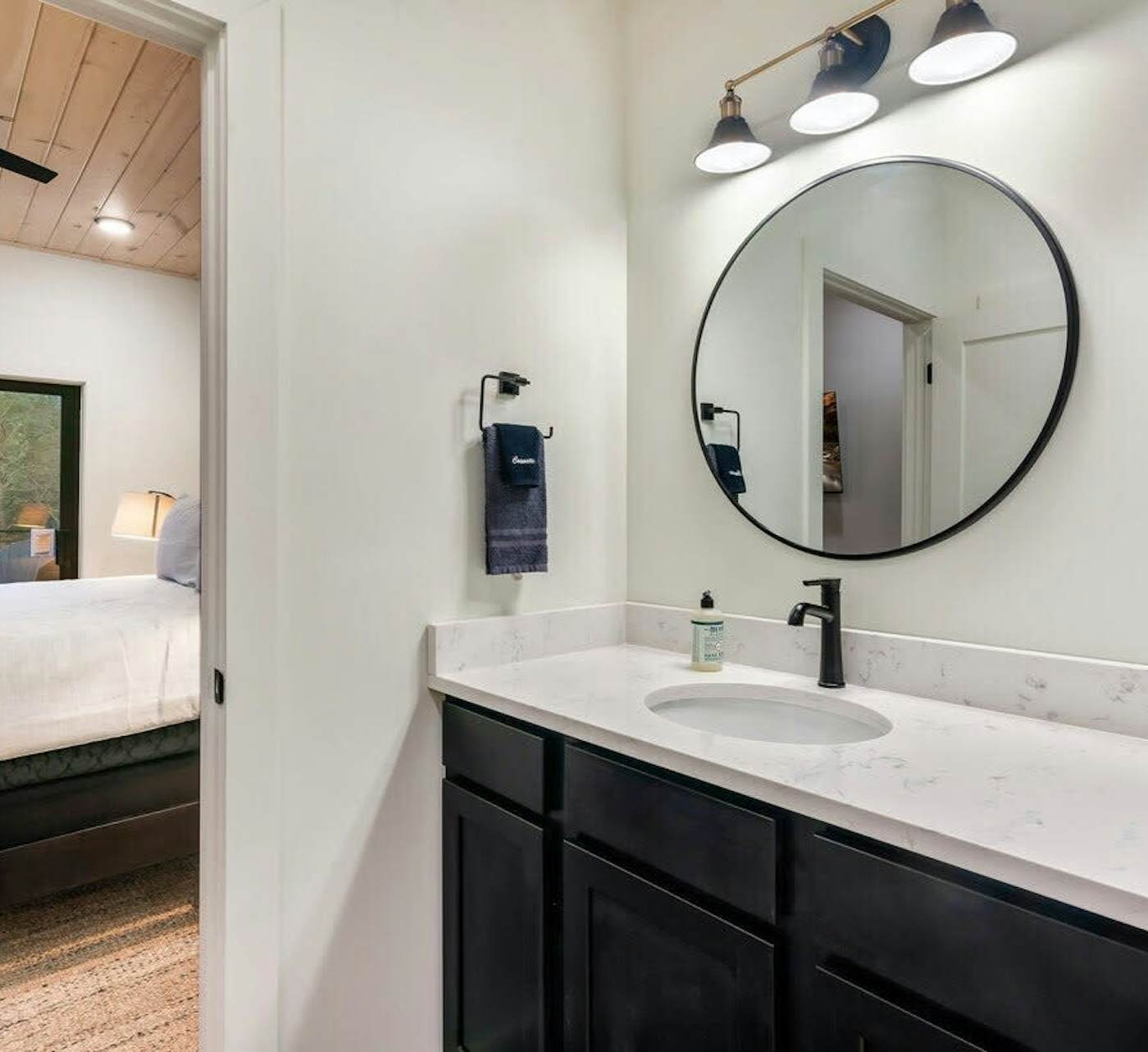 Luxe Cabin W Indoor Pool・Spacious Cabin, Sleeps 10