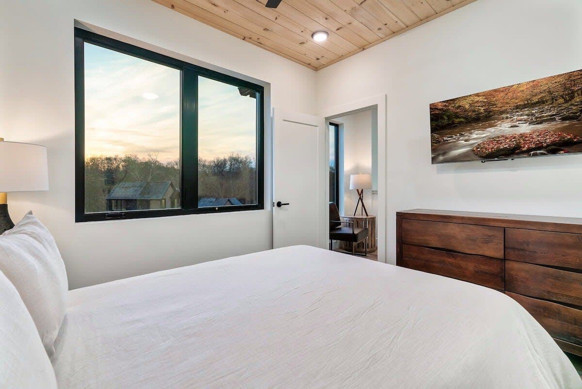 Luxe Cabin W Indoor Pool・Spacious Cabin, Sleeps 10