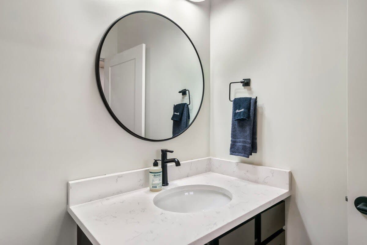 Luxe Cabin W Indoor Pool・Spacious Cabin, Sleeps 10