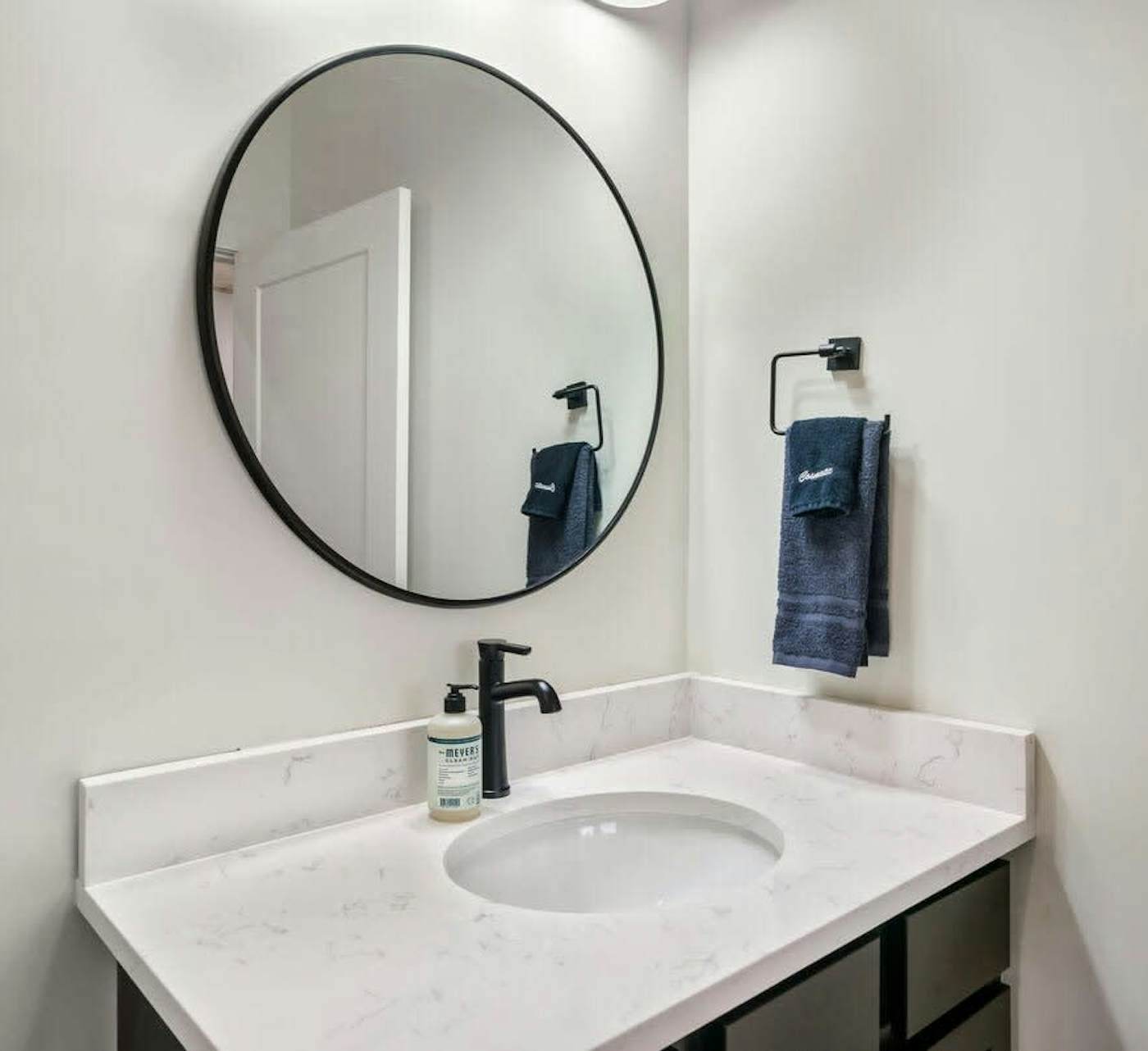 Luxe Cabin W Indoor Pool・Spacious Cabin, Sleeps 10