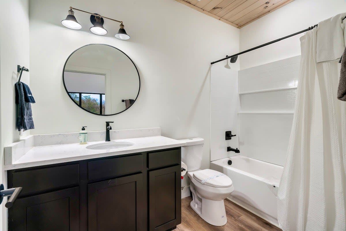 Luxe Cabin W Indoor Pool・Spacious Cabin, Sleeps 10