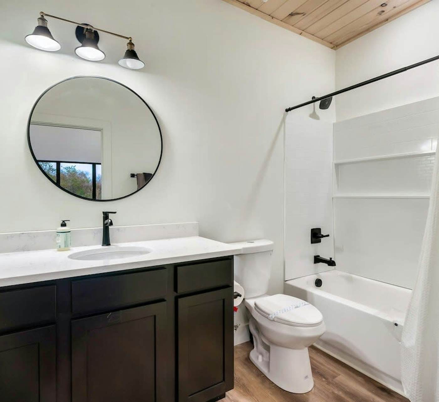 Luxe Cabin W Indoor Pool・Spacious Cabin, Sleeps 10