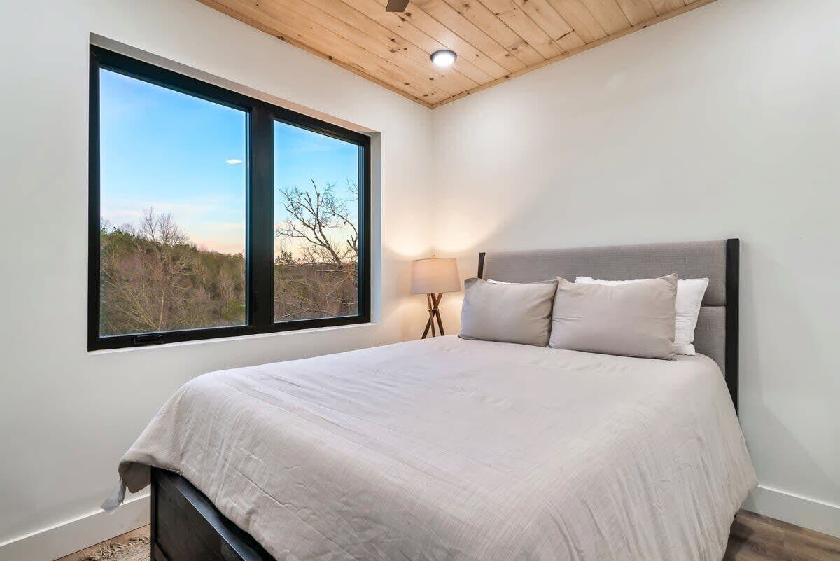 Luxe Cabin W Indoor Pool・Spacious Cabin, Sleeps 10