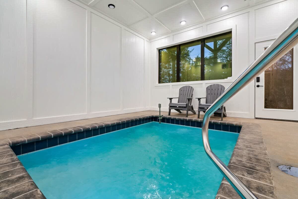 Luxe Cabin W Indoor Pool・Spacious Cabin, Sleeps 10