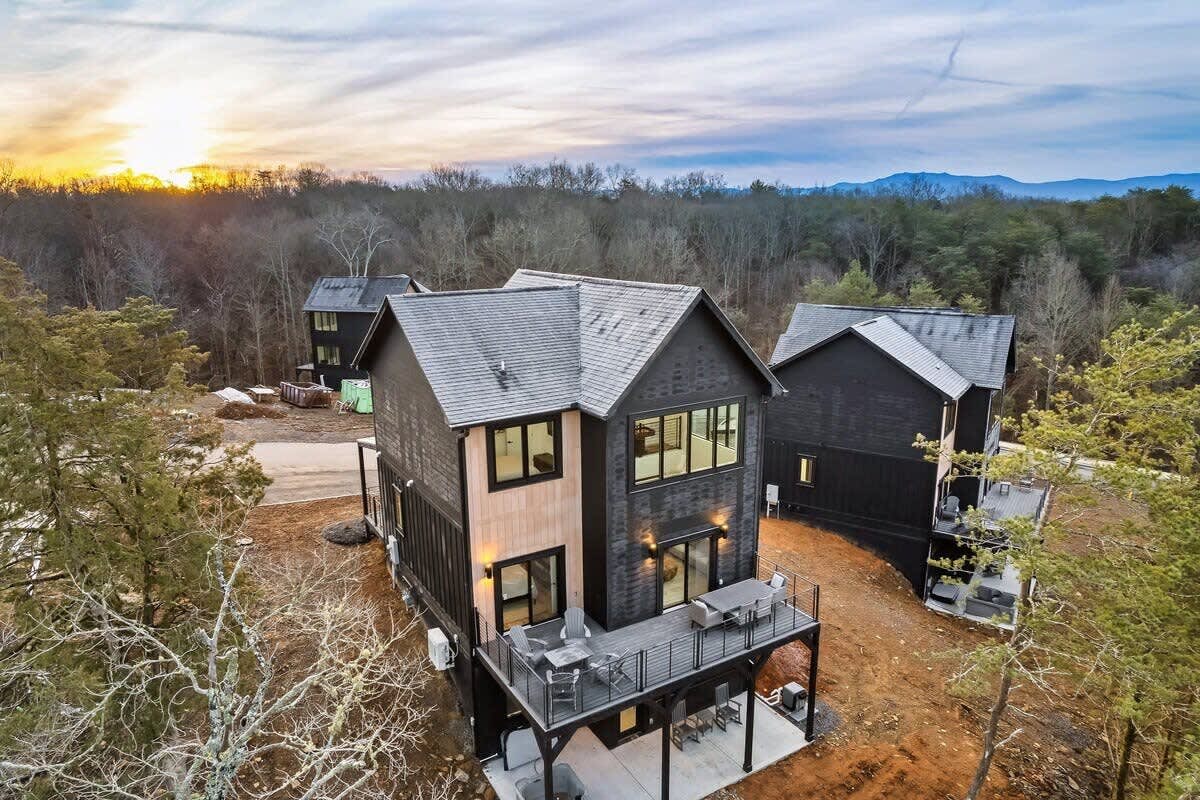 Luxe Cabin W Indoor Pool・Spacious Cabin, Sleeps 10