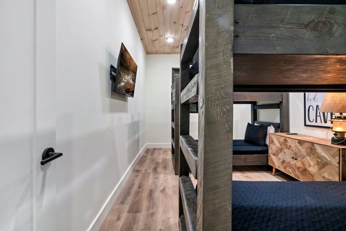 Luxe Cabin W Indoor Pool・Spacious Cabin, Sleeps 10